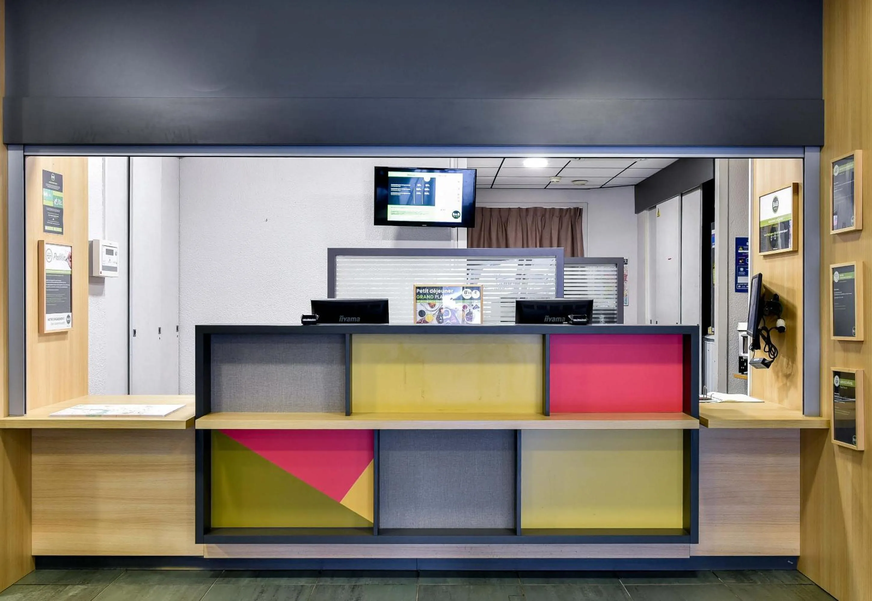 Lobby or reception in B&B HOTEL Toulouse Centre Canal du Midi