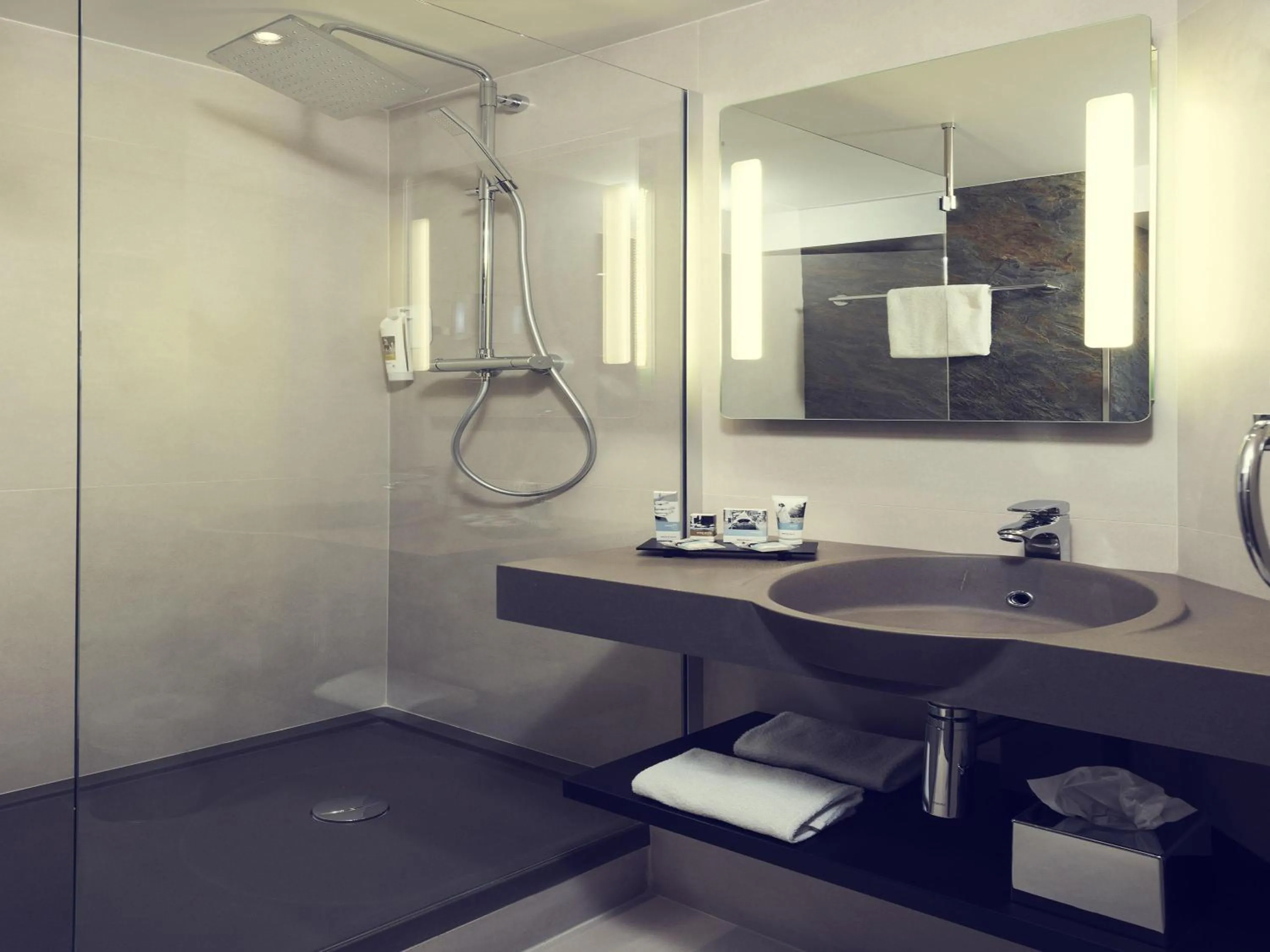 Bedroom in Mercure Paris Porte de Pantin