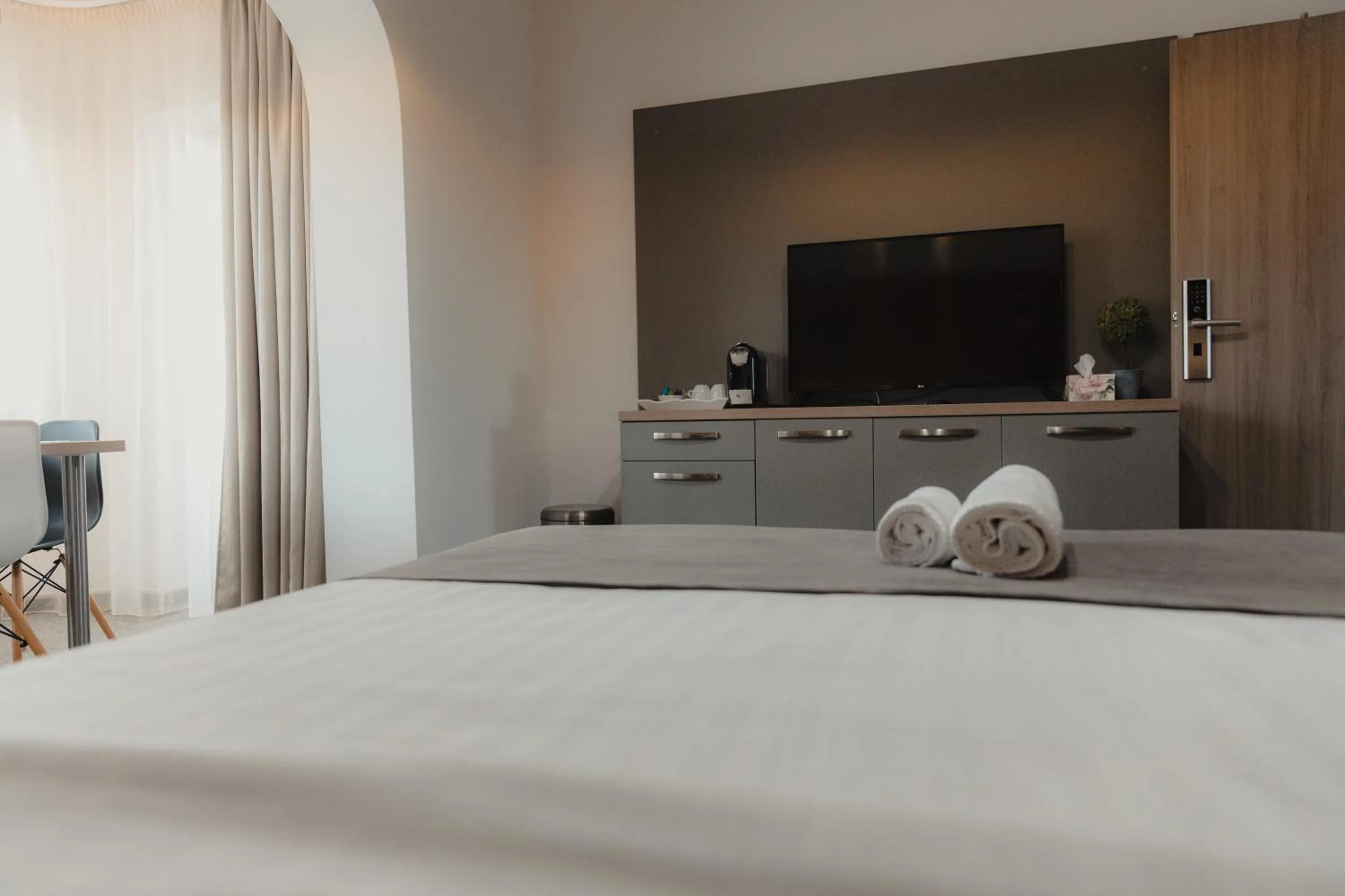 Photo of the whole room, Bed in Family Fewo Sibiu