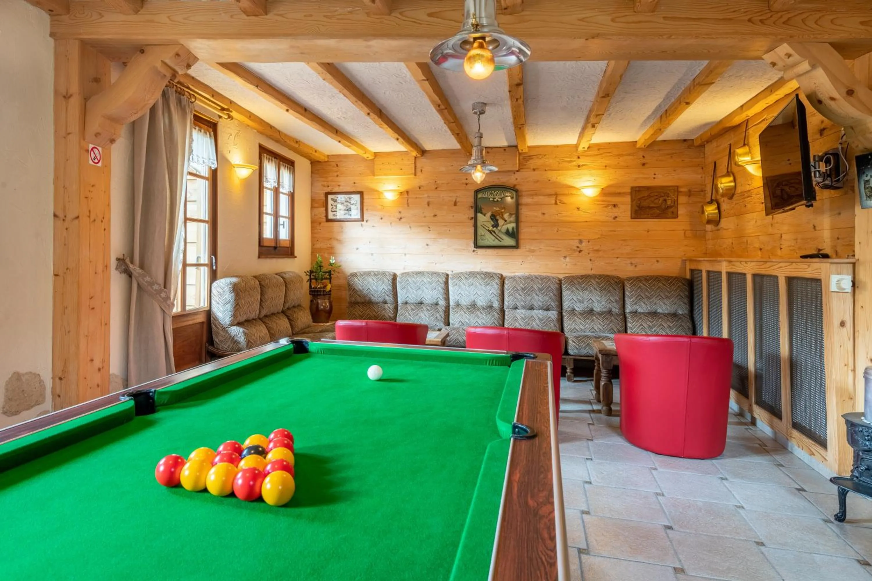 Billiard in Hôtel Les Côtes, Résidence Loisirs et Chalets