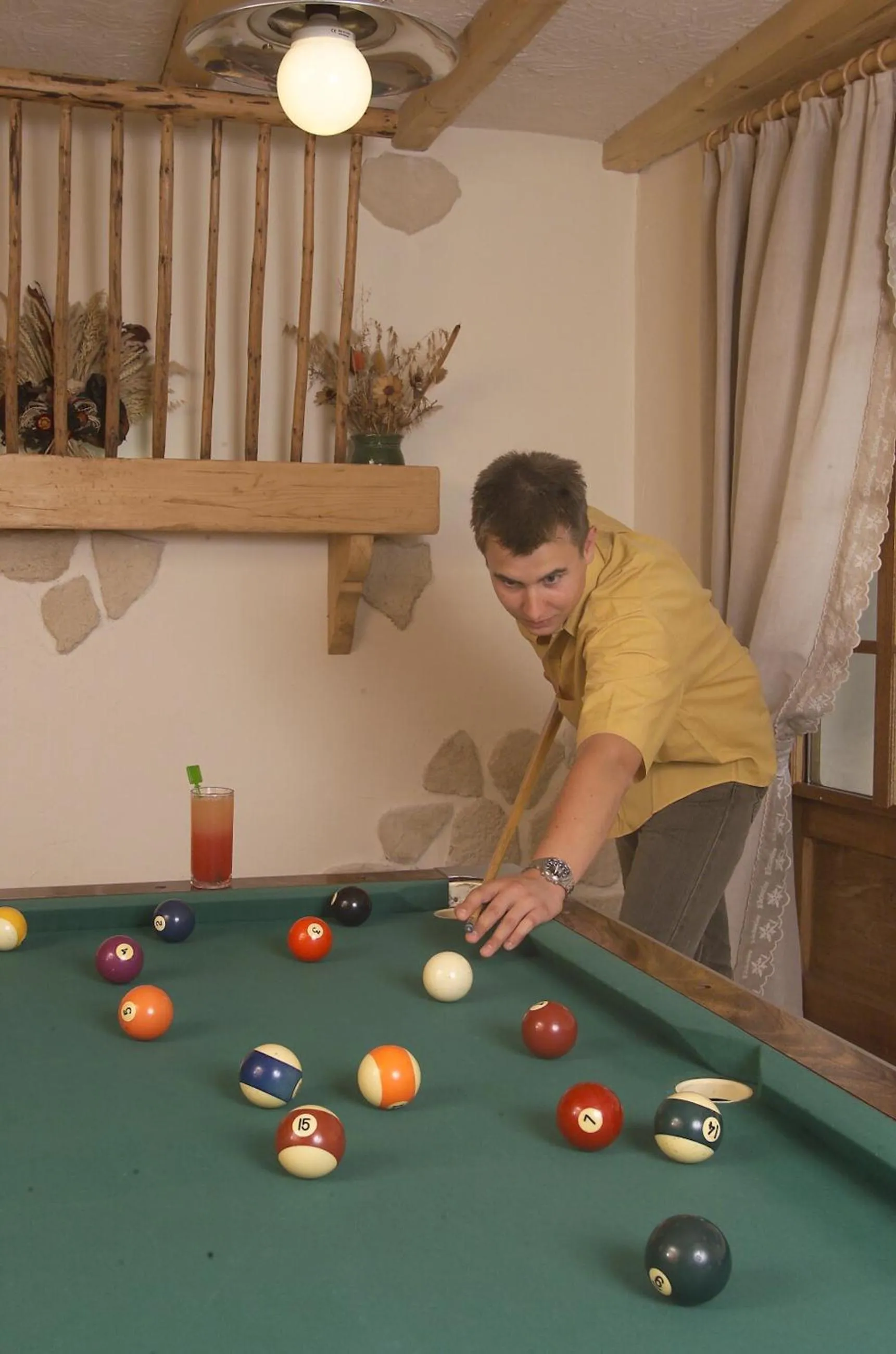 Billiard in Hôtel Les Côtes, Résidence Loisirs et Chalets
