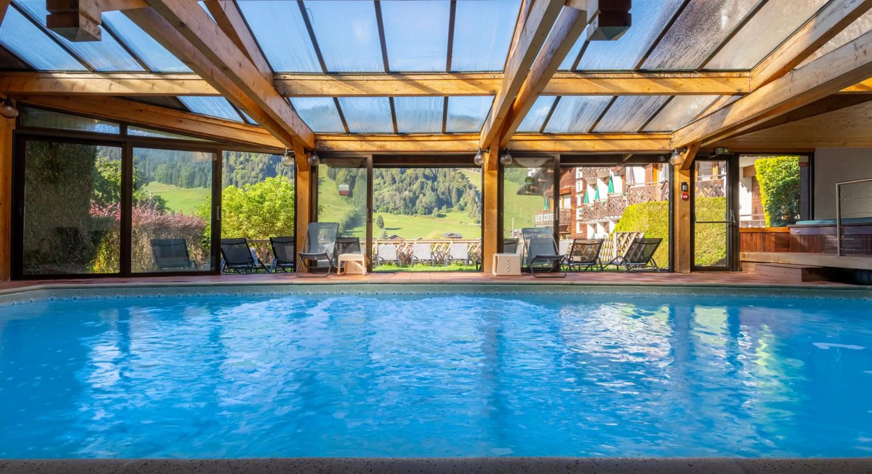 Swimming pool in Hôtel Les Côtes, Résidence Loisirs et Chalets
