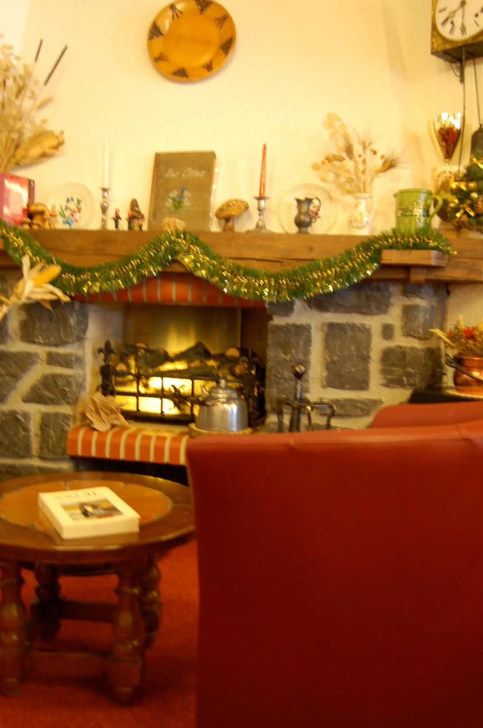 Lounge or bar in Hôtel Les Côtes, Résidence Loisirs et Chalets