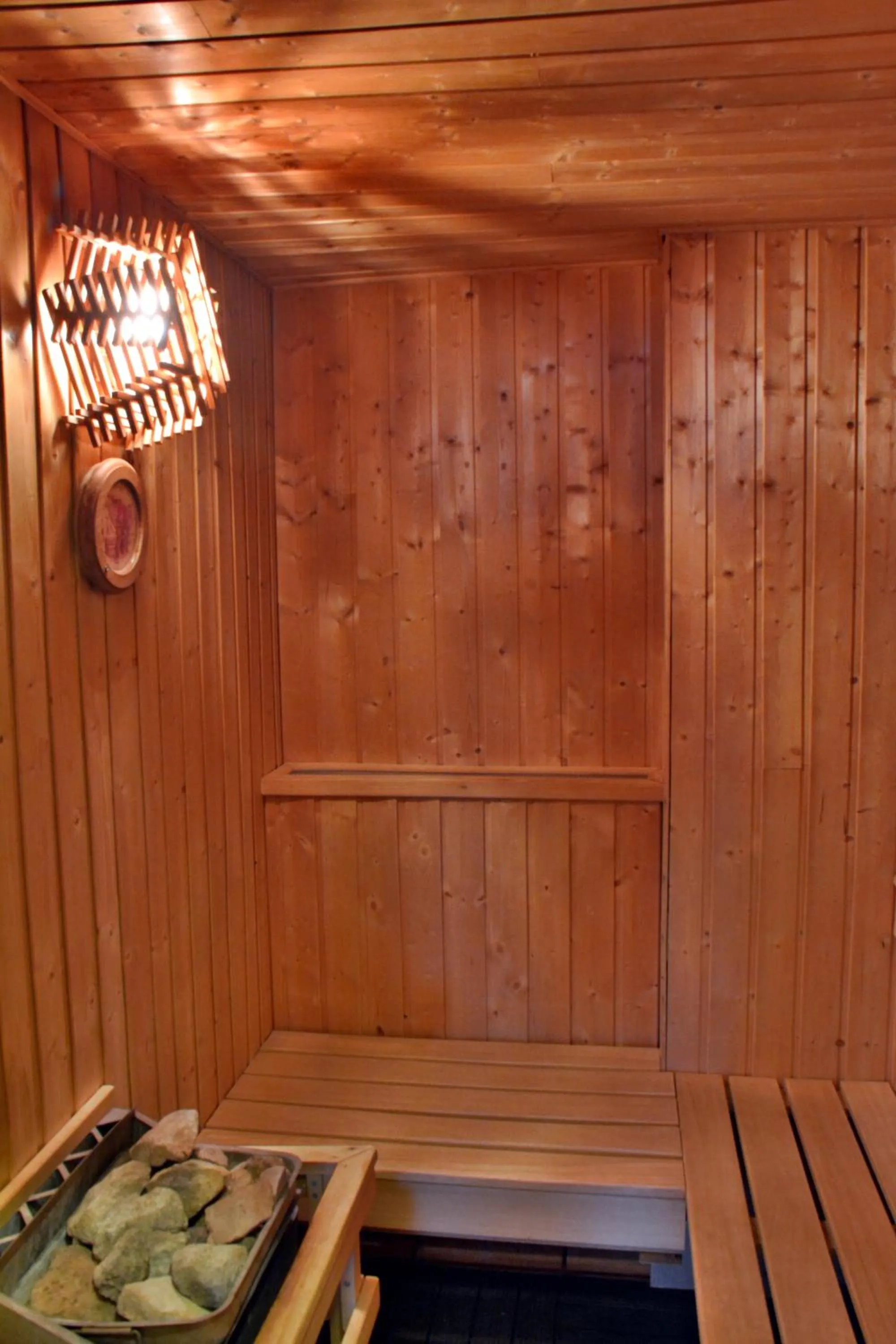 Sauna in Hôtel Les Côtes, Résidence Loisirs et Chalets