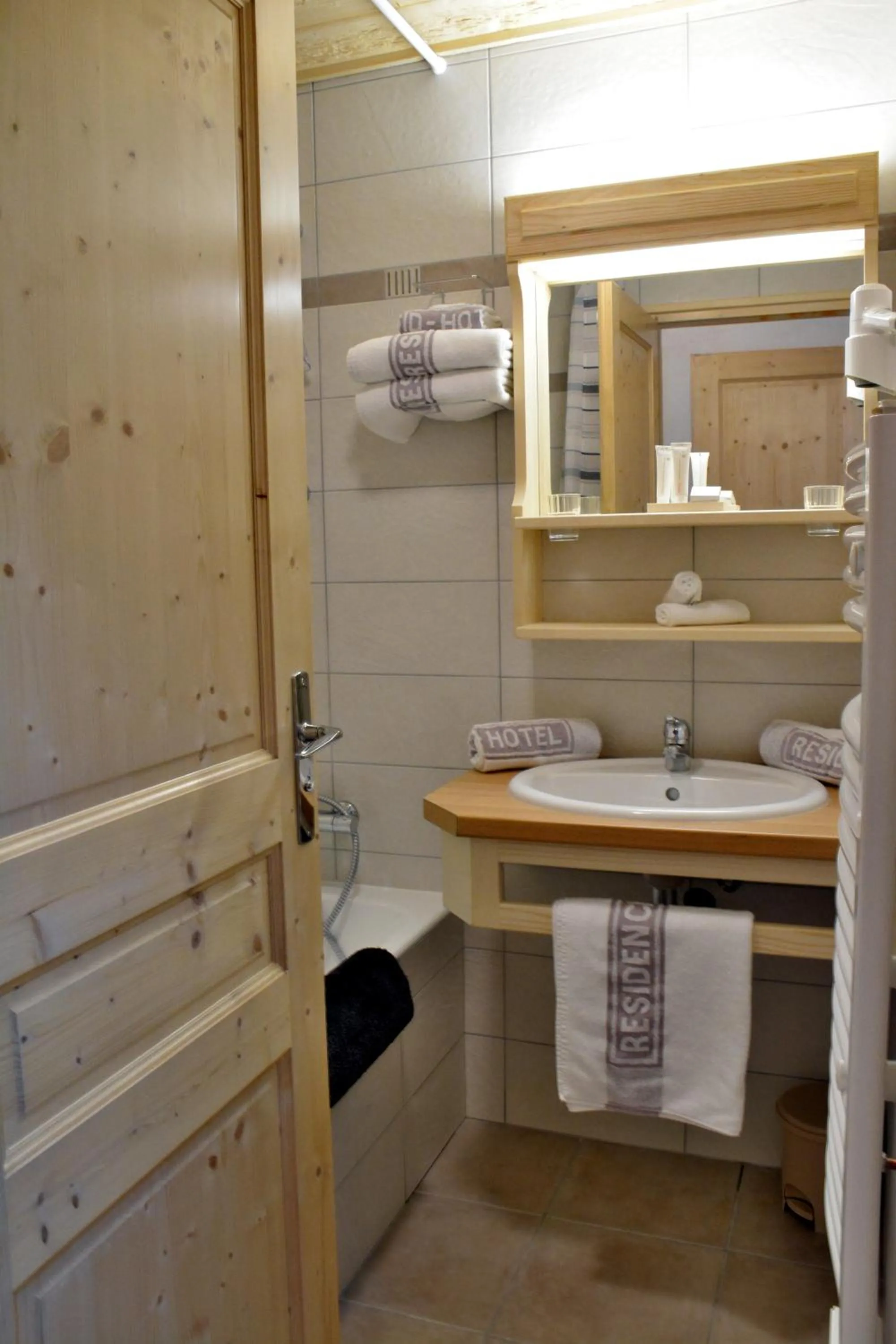 Bathroom in Hôtel Les Côtes, Résidence Loisirs et Chalets