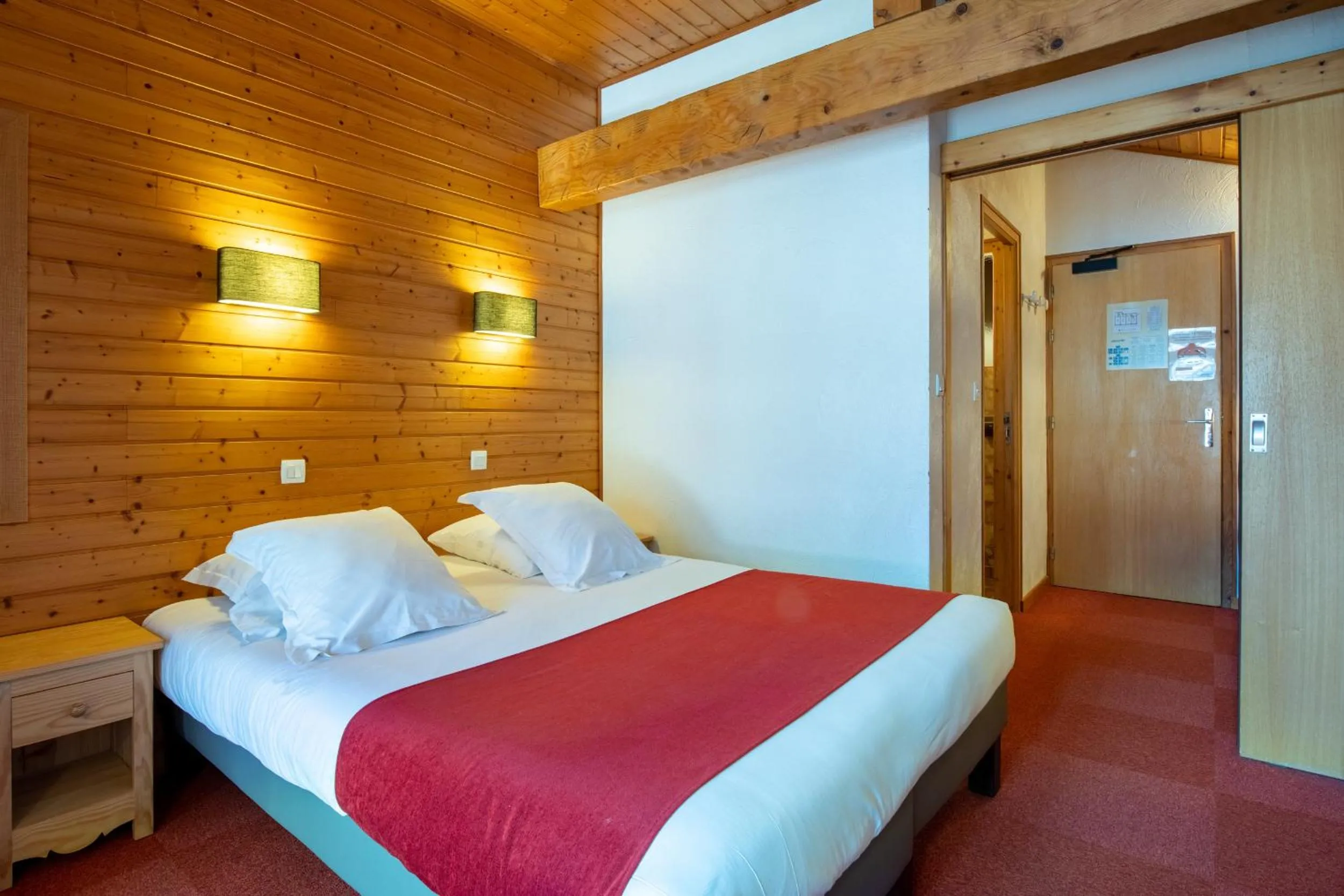 Bed in Hôtel Les Côtes, Résidence Loisirs et Chalets