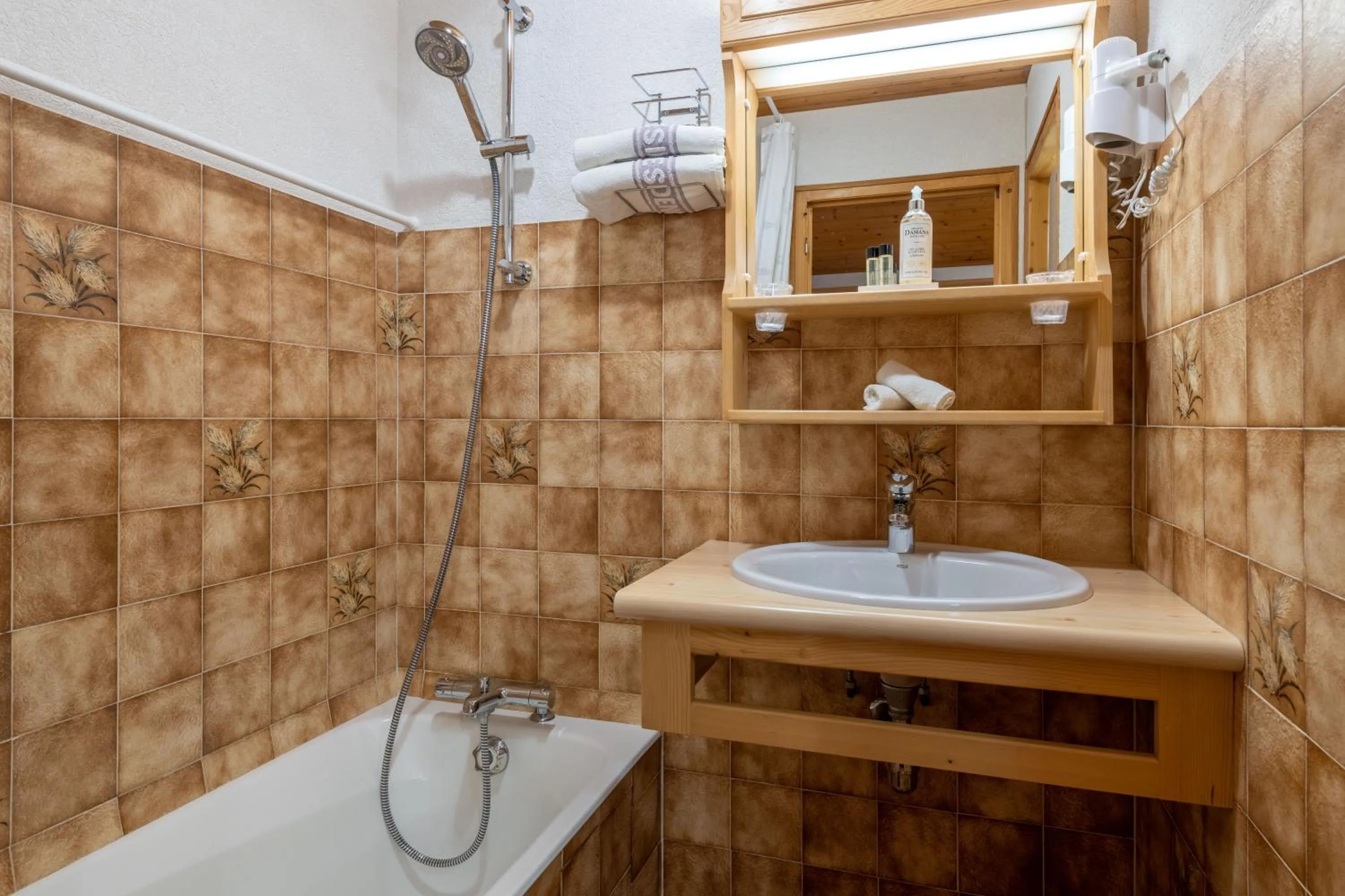 Bathroom in Hôtel Les Côtes, Résidence Loisirs et Chalets