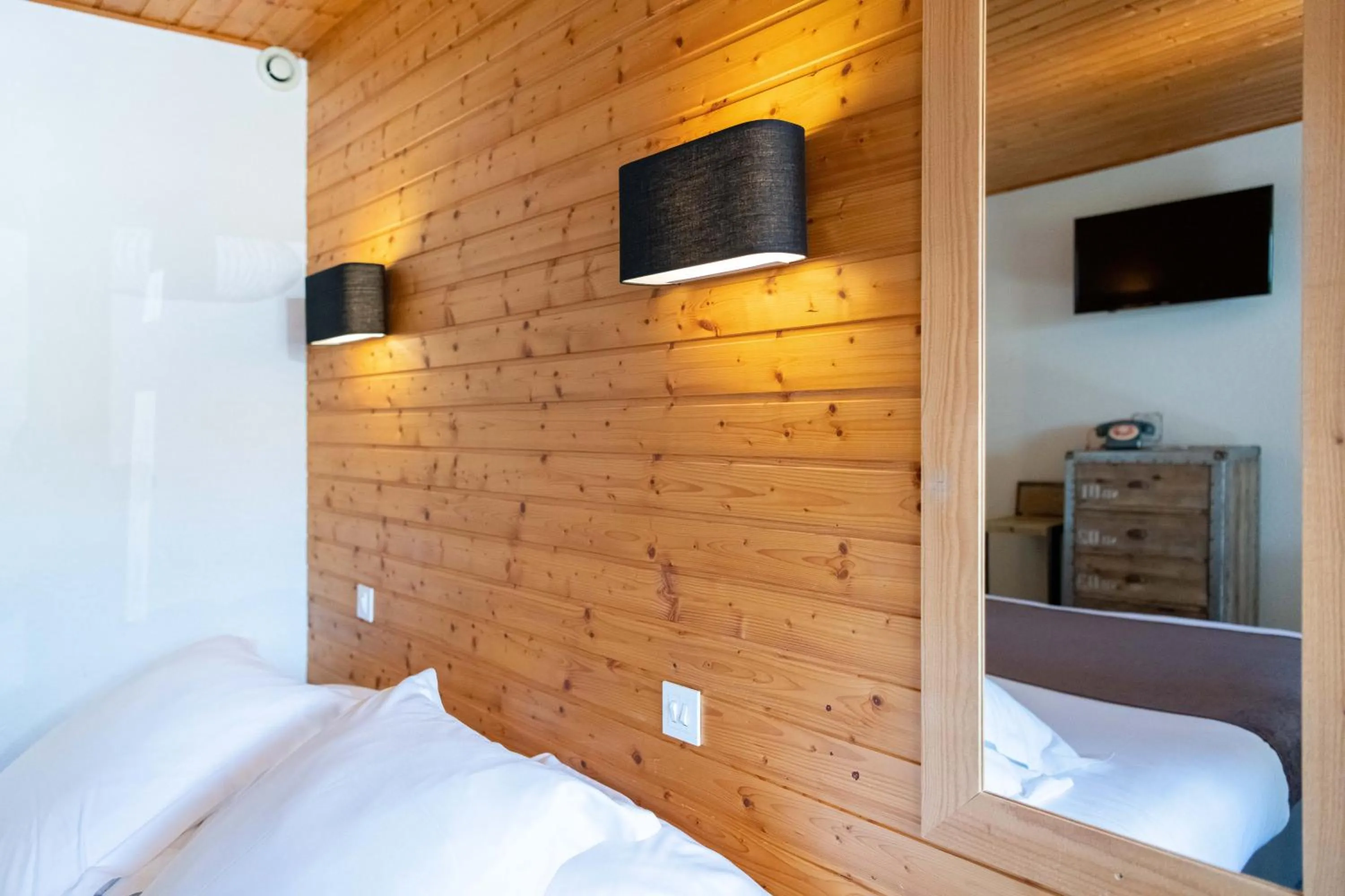 TV and multimedia, Bed in Hôtel Les Côtes, Résidence Loisirs et Chalets
