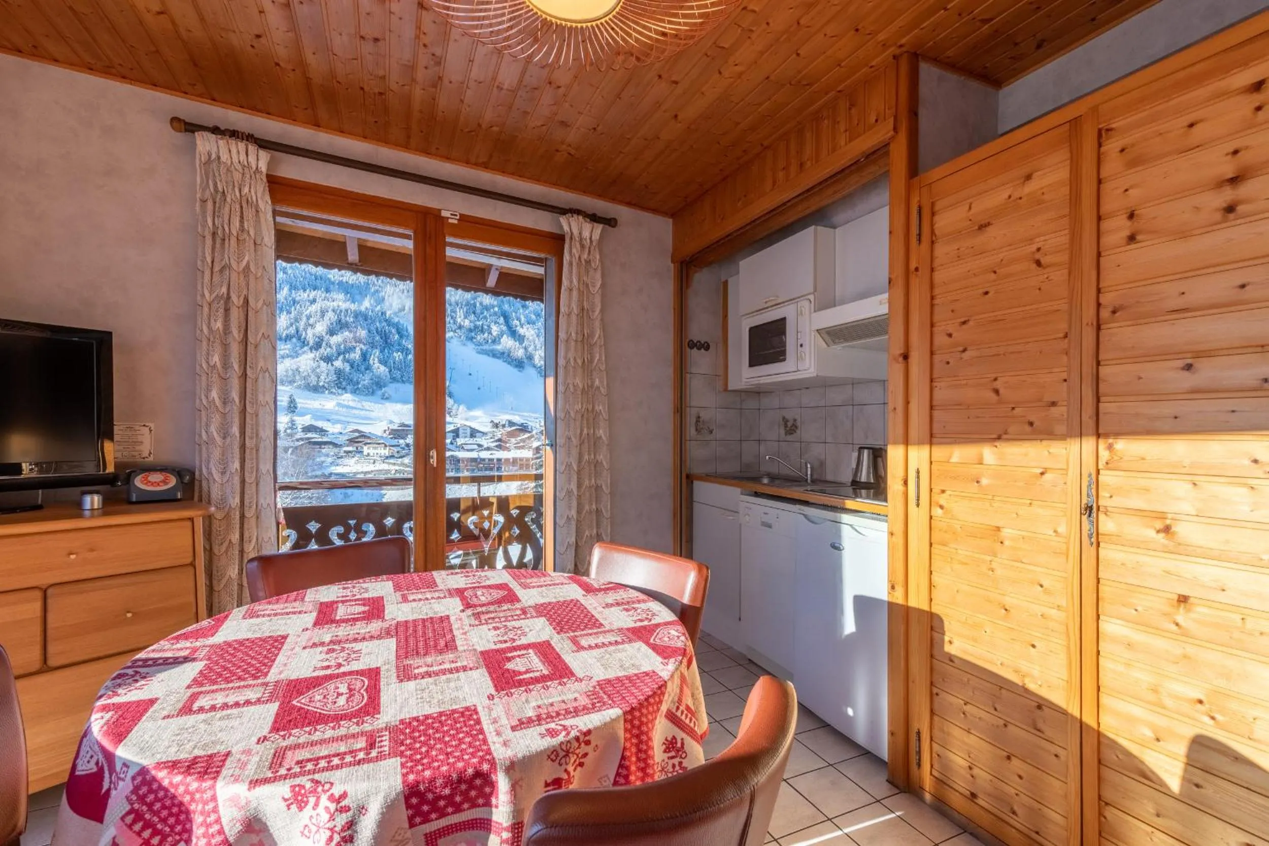 Kitchen or kitchenette, Bed in Hôtel Les Côtes, Résidence Loisirs et Chalets