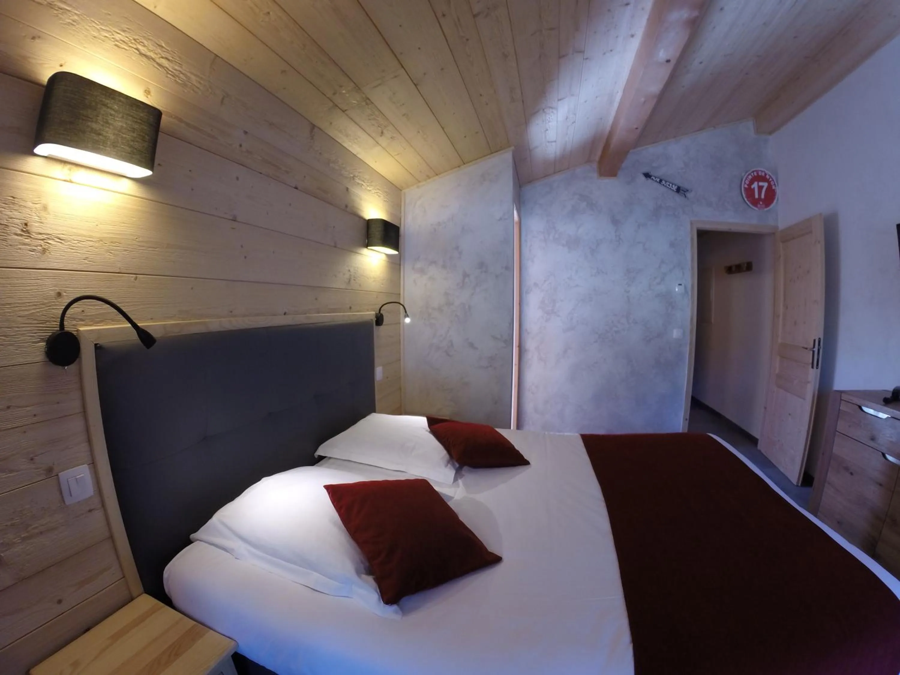Decorative detail, Bed in Hôtel Les Côtes, Résidence Loisirs et Chalets