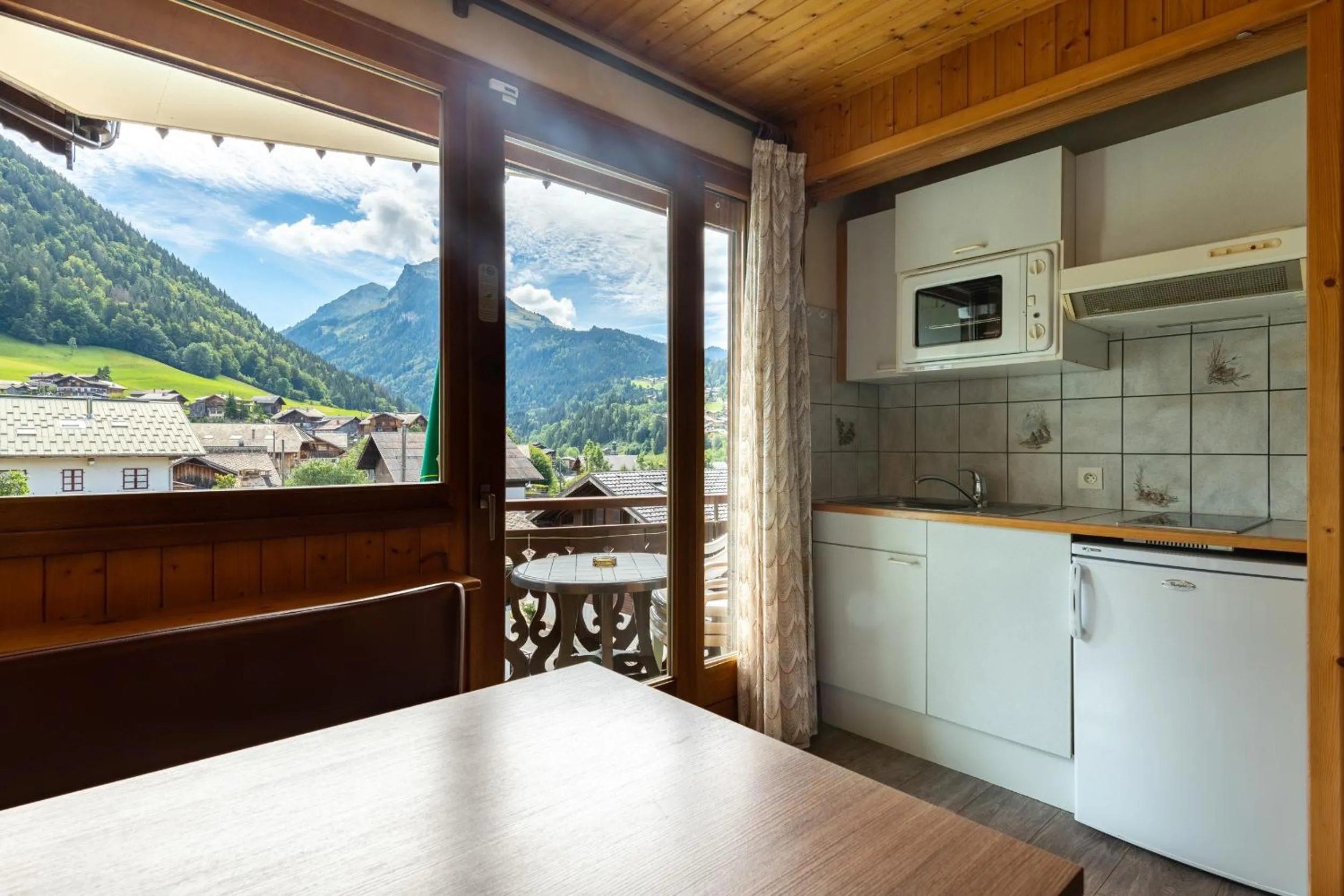 Kitchen or kitchenette in Hôtel Les Côtes, Résidence Loisirs et Chalets