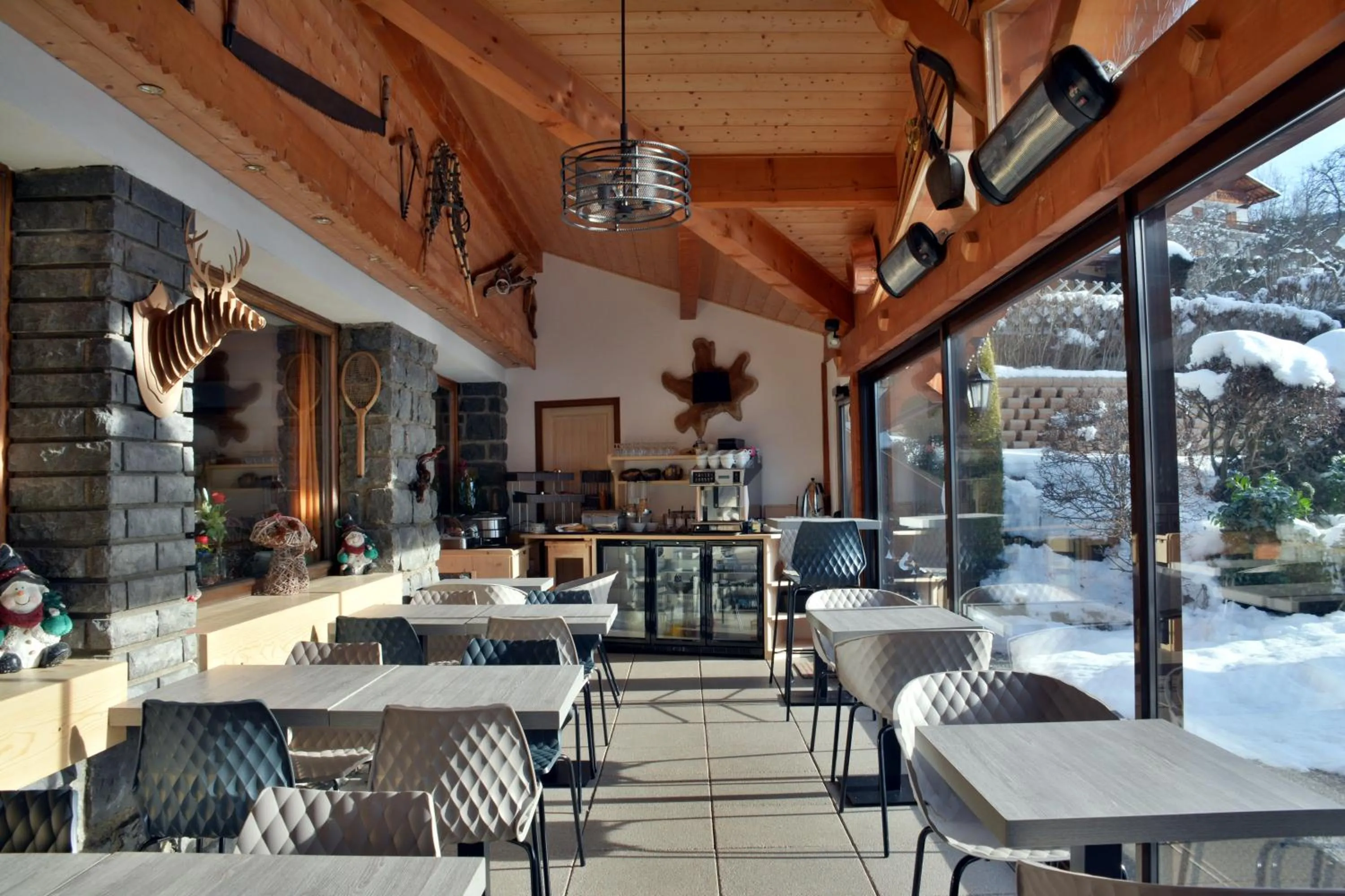 Patio in Hôtel Les Côtes, Résidence Loisirs et Chalets