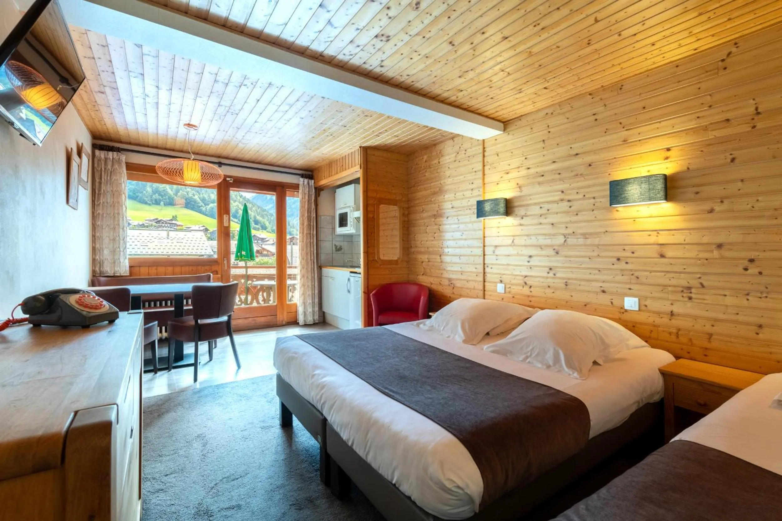 Day, Bed in Hôtel Les Côtes, Résidence Loisirs et Chalets