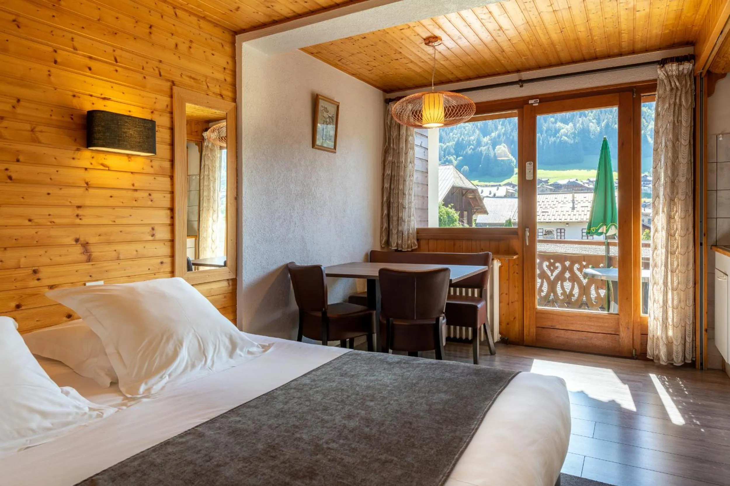 Bed in Hôtel Les Côtes, Résidence Loisirs et Chalets