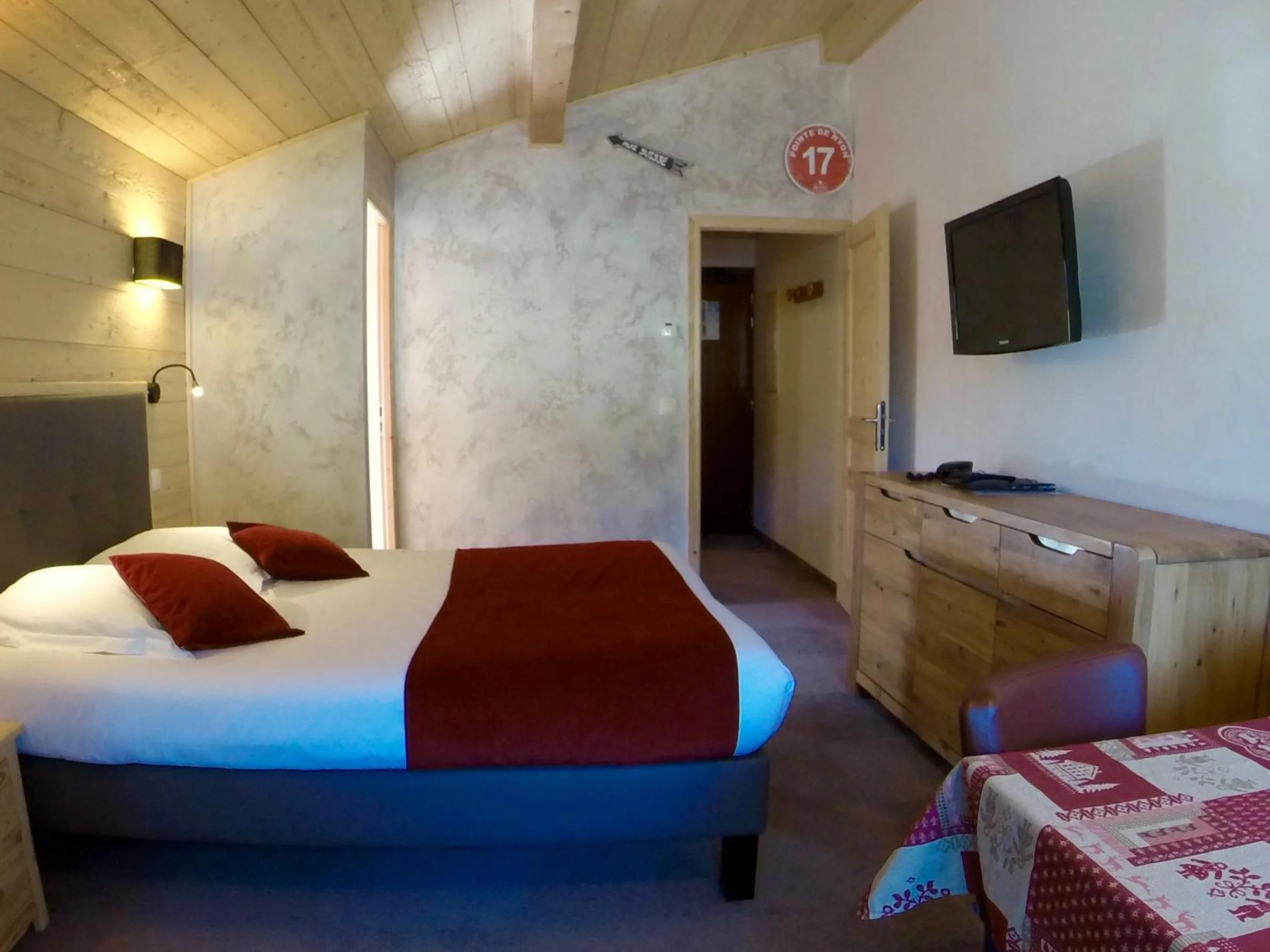 TV and multimedia, Bed in Hôtel Les Côtes, Résidence Loisirs et Chalets