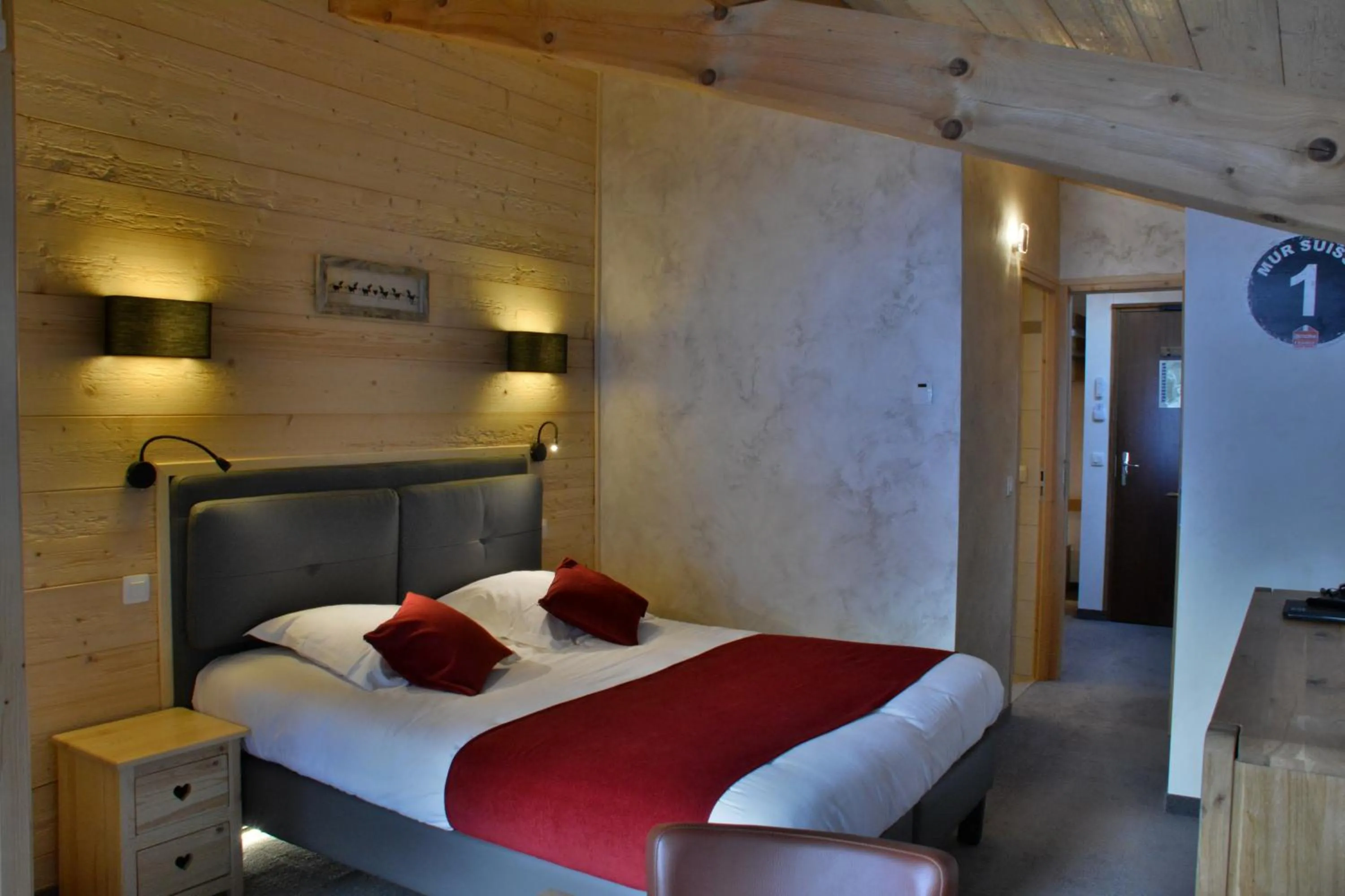 Photo of the whole room, Bed in Hôtel Les Côtes, Résidence Loisirs et Chalets