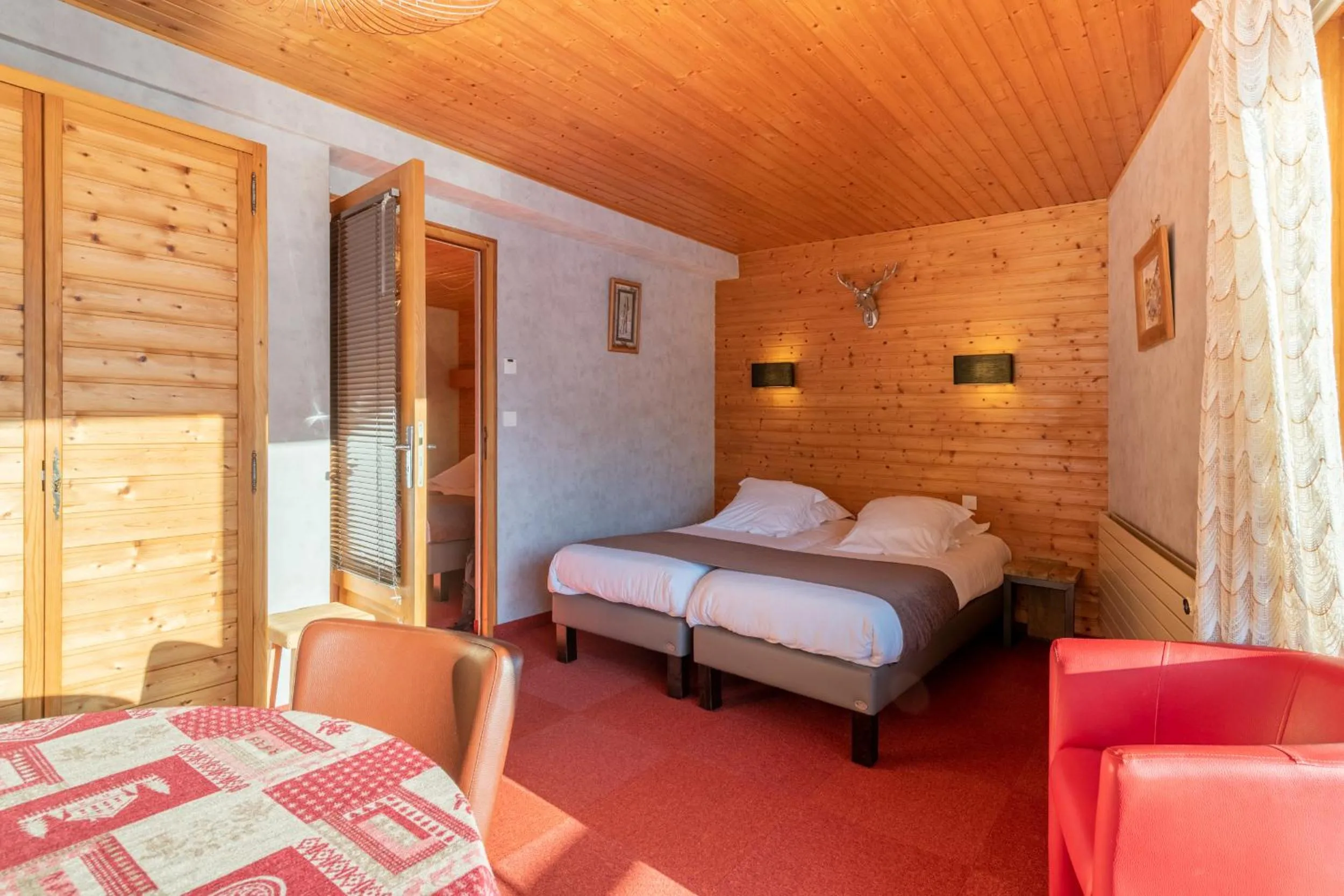 Bed in Hôtel Les Côtes, Résidence Loisirs et Chalets