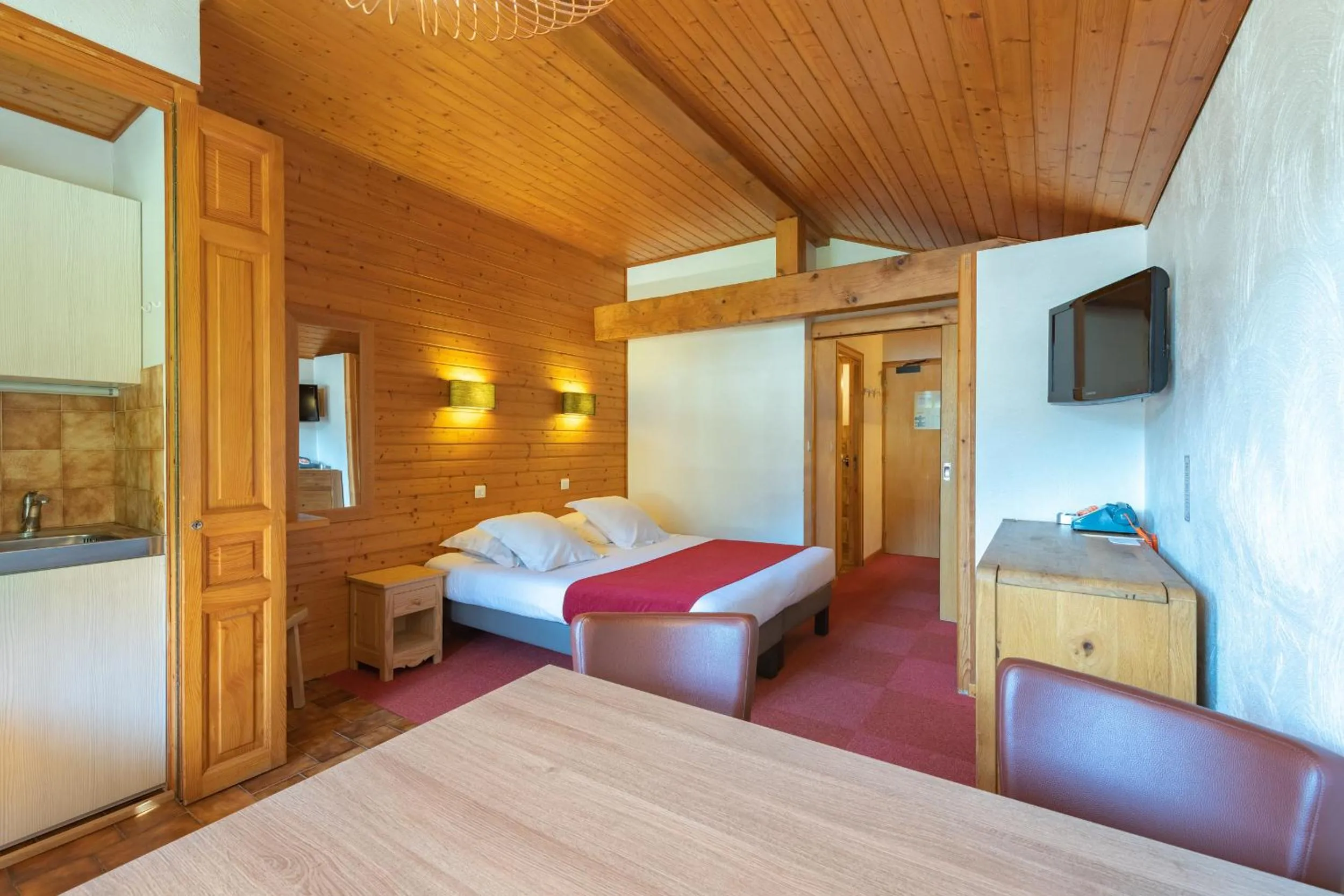 TV and multimedia, Bed in Hôtel Les Côtes, Résidence Loisirs et Chalets