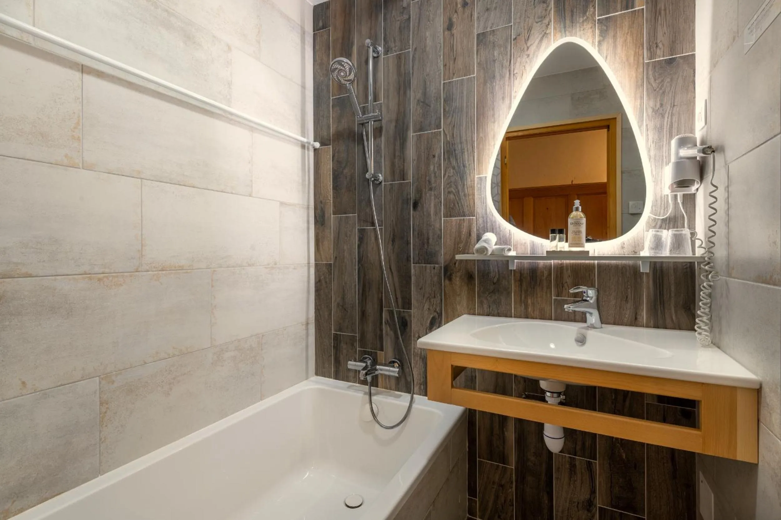 Shower in Hôtel Les Côtes, Résidence Loisirs et Chalets
