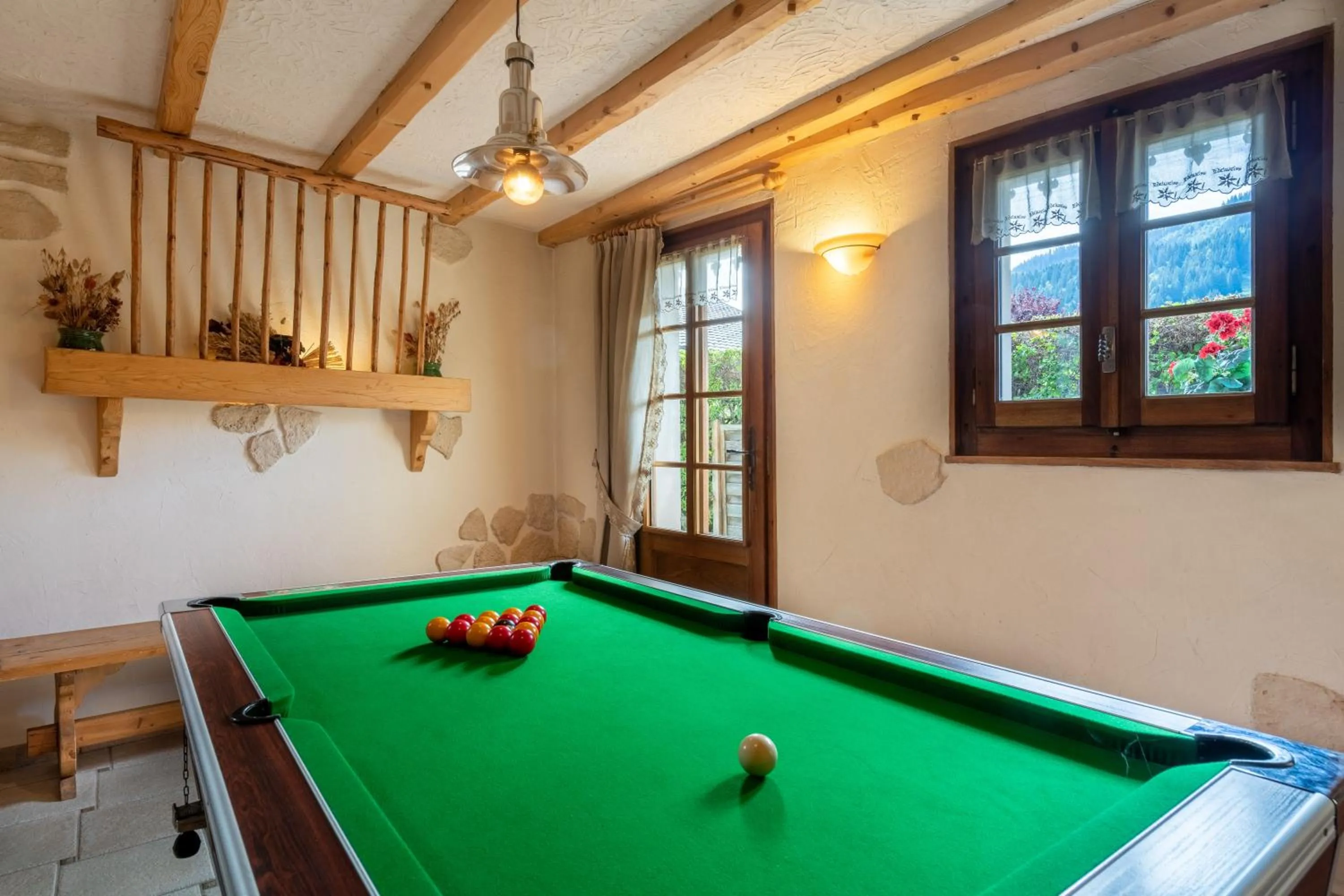 Billiard in Hôtel Les Côtes, Résidence Loisirs et Chalets