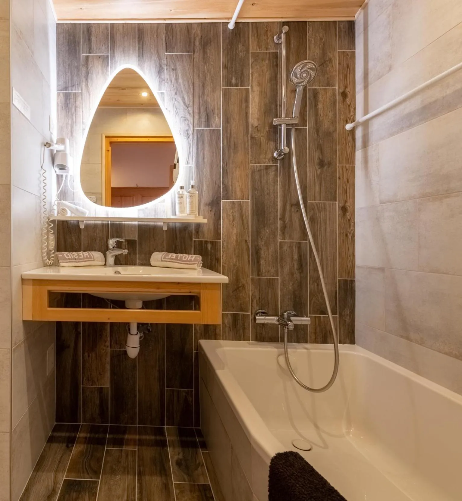 Shower in Hôtel Les Côtes, Résidence Loisirs et Chalets