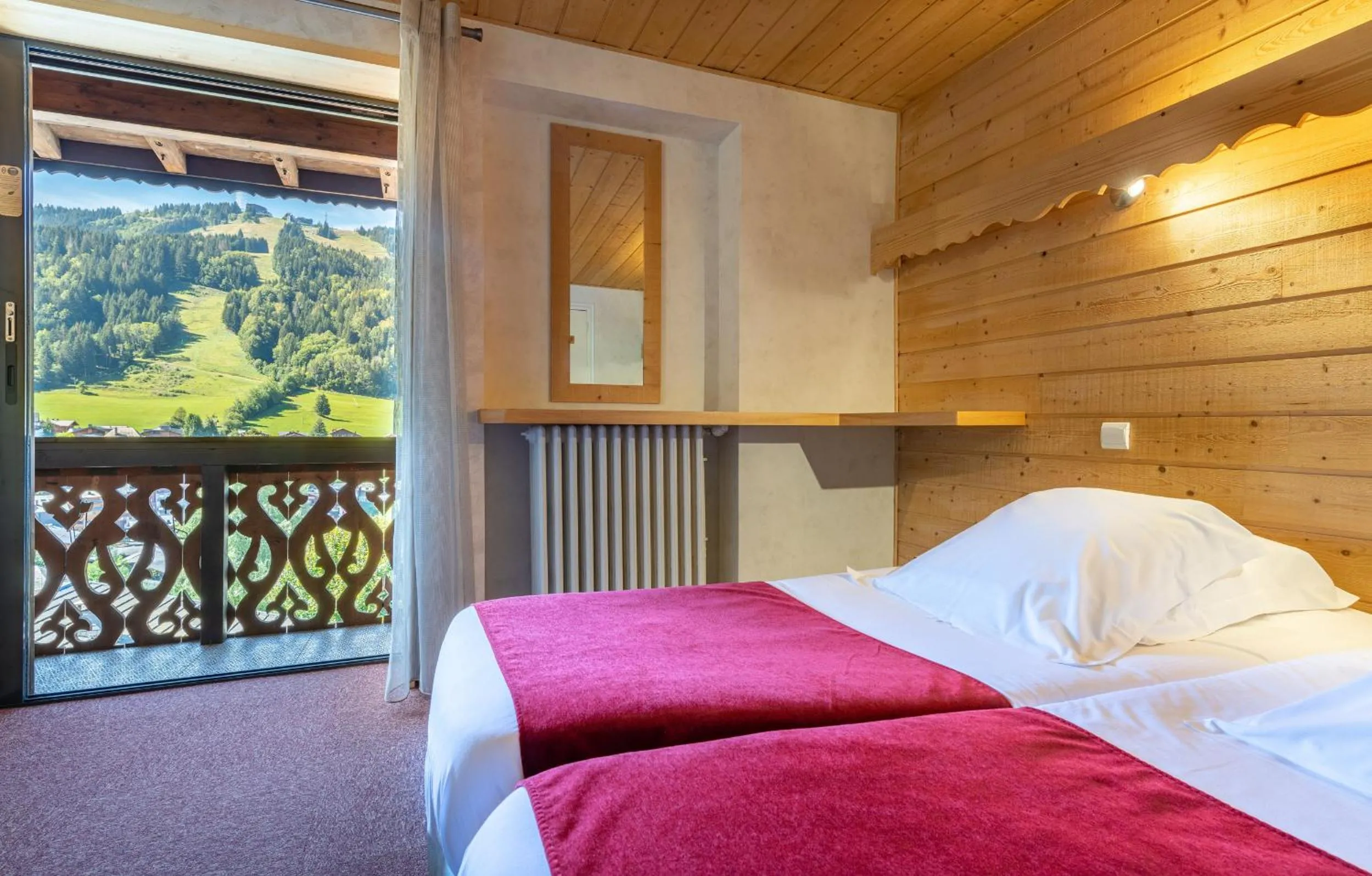Bed in Hôtel Les Côtes, Résidence Loisirs et Chalets