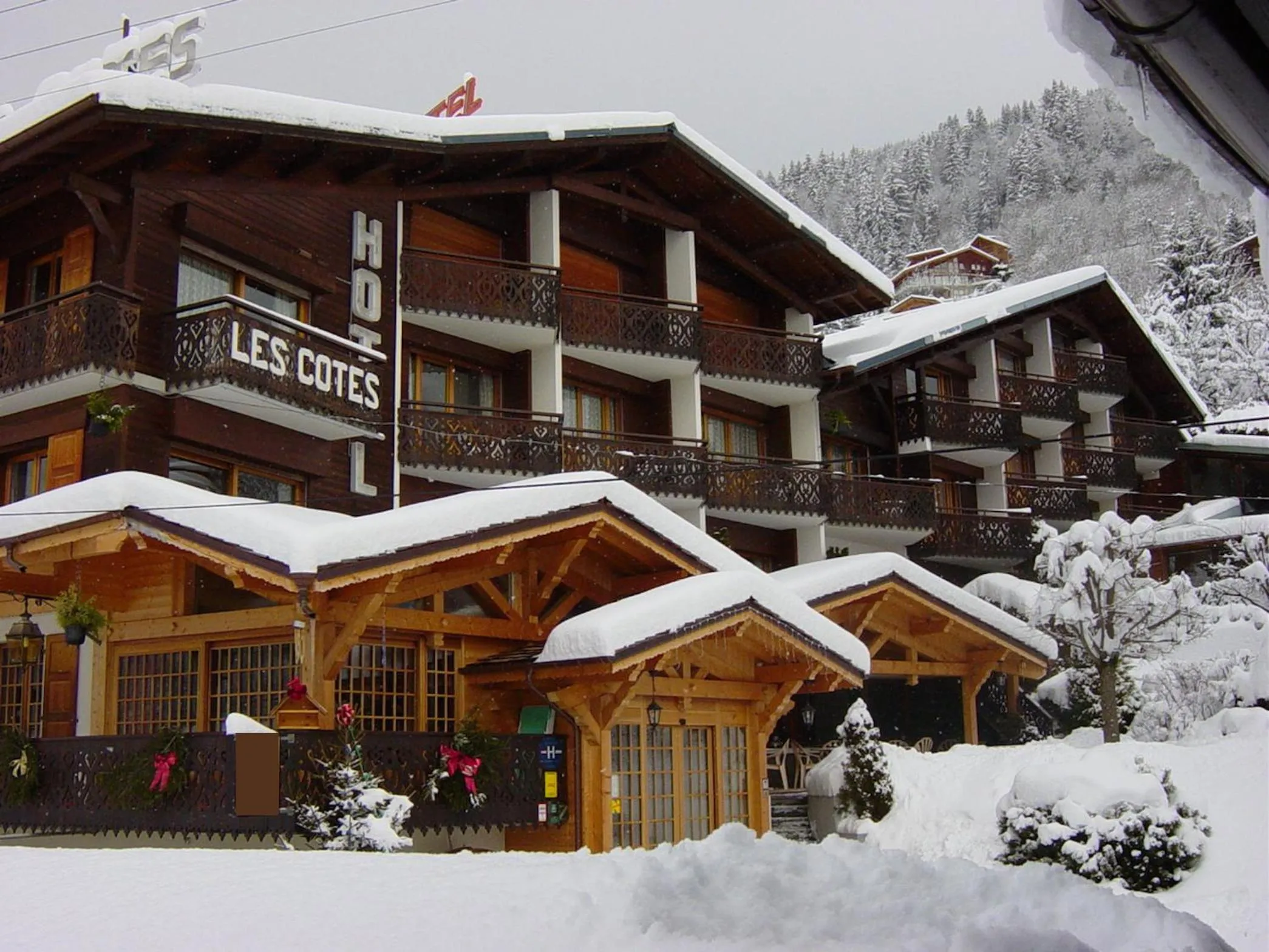 Facade/entrance in Hôtel Les Côtes, Résidence Loisirs et Chalets