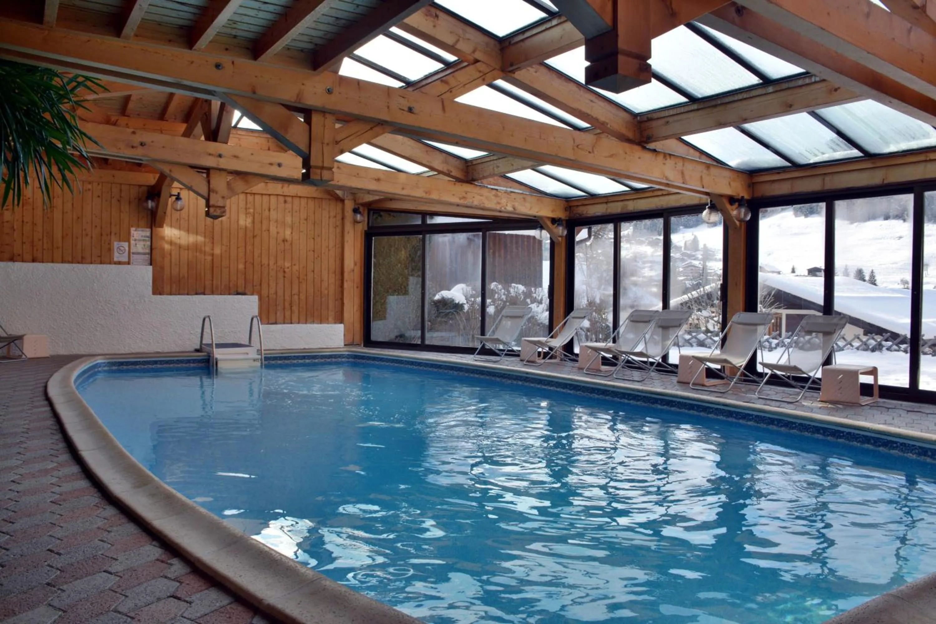 Swimming pool in Hôtel Les Côtes, Résidence Loisirs et Chalets