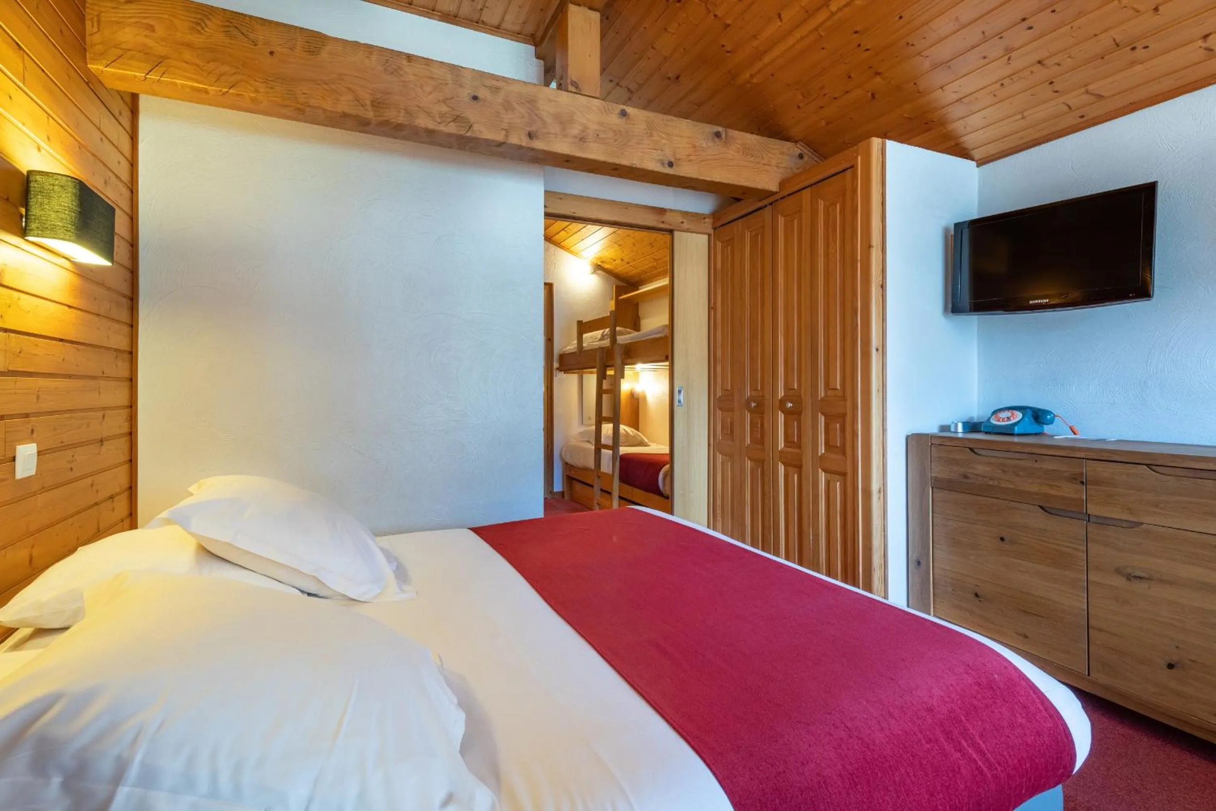 Bed in Hôtel Les Côtes, Résidence Loisirs et Chalets