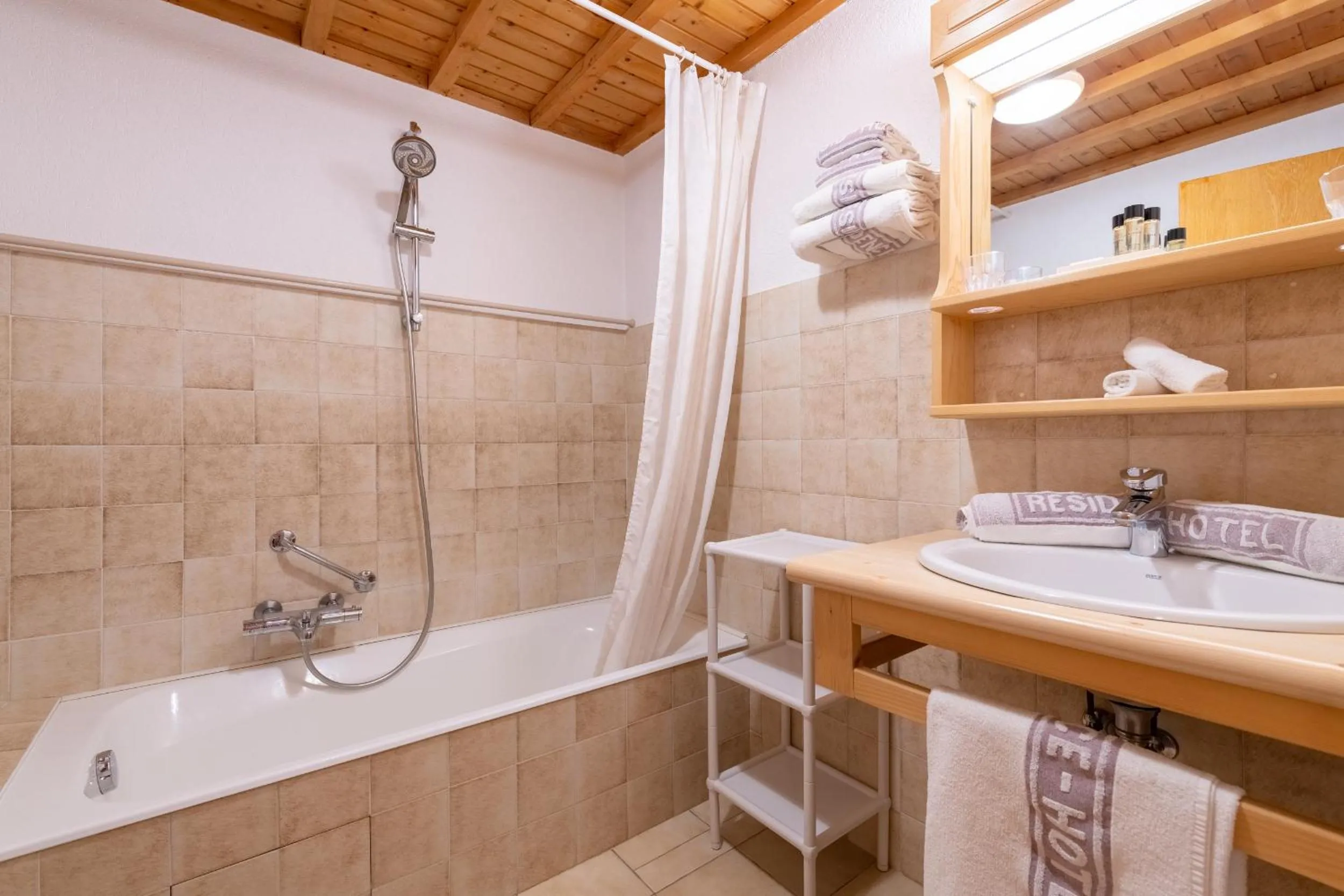 Shower in Hôtel Les Côtes, Résidence Loisirs et Chalets