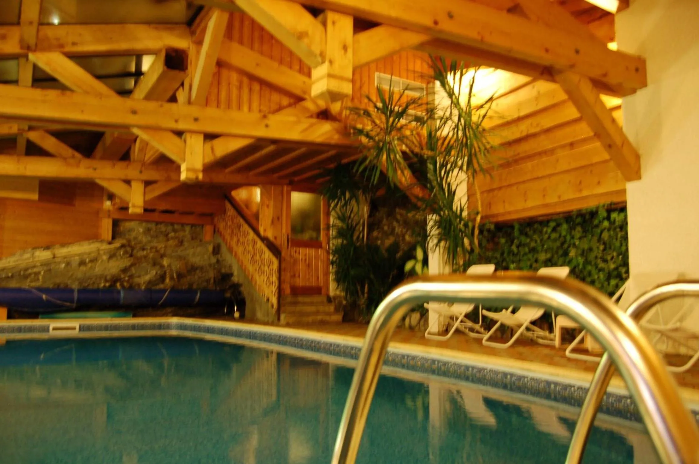 Swimming pool in Hôtel Les Côtes, Résidence Loisirs et Chalets
