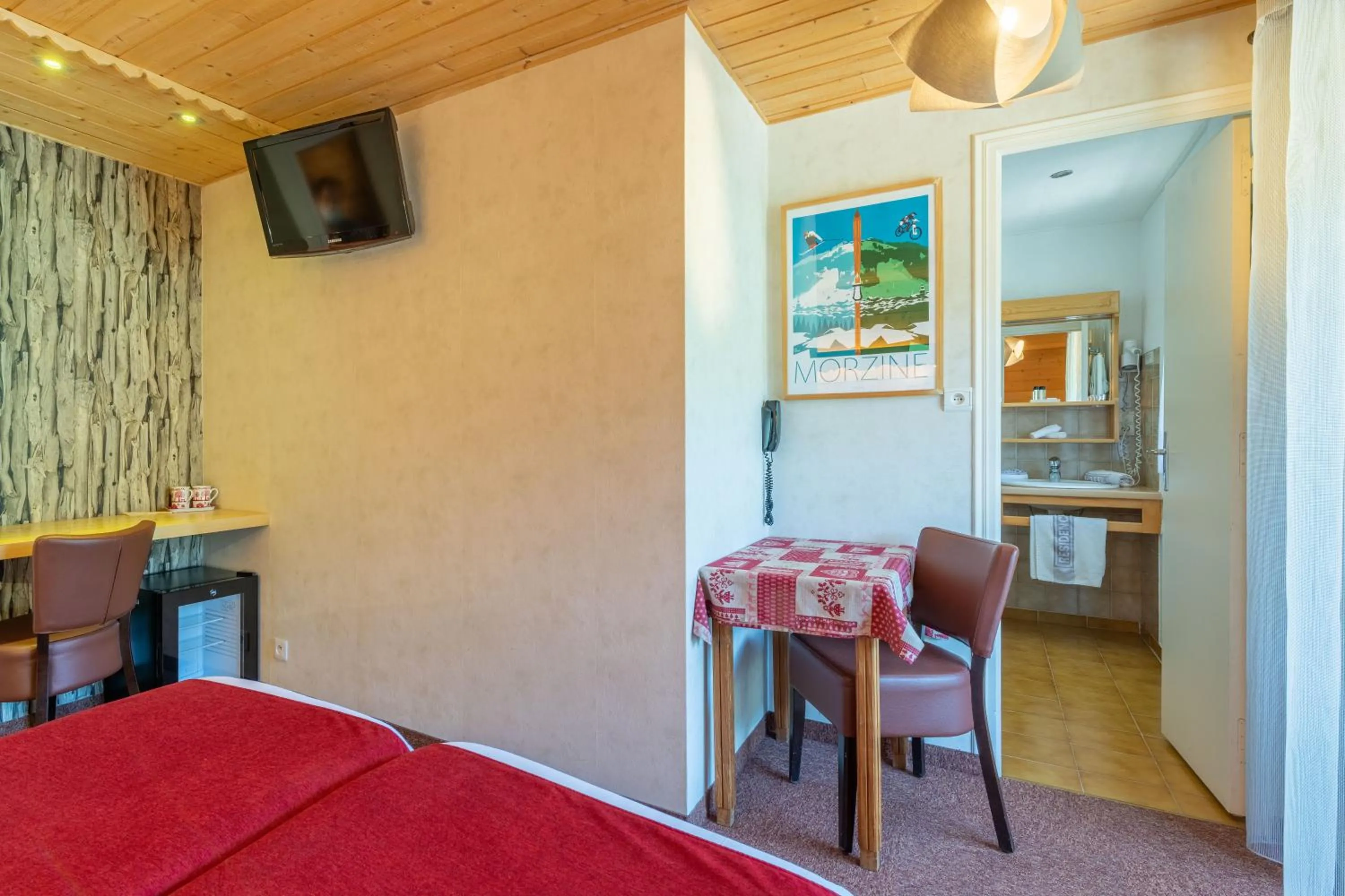 Bathroom, Bed in Hôtel Les Côtes, Résidence Loisirs et Chalets