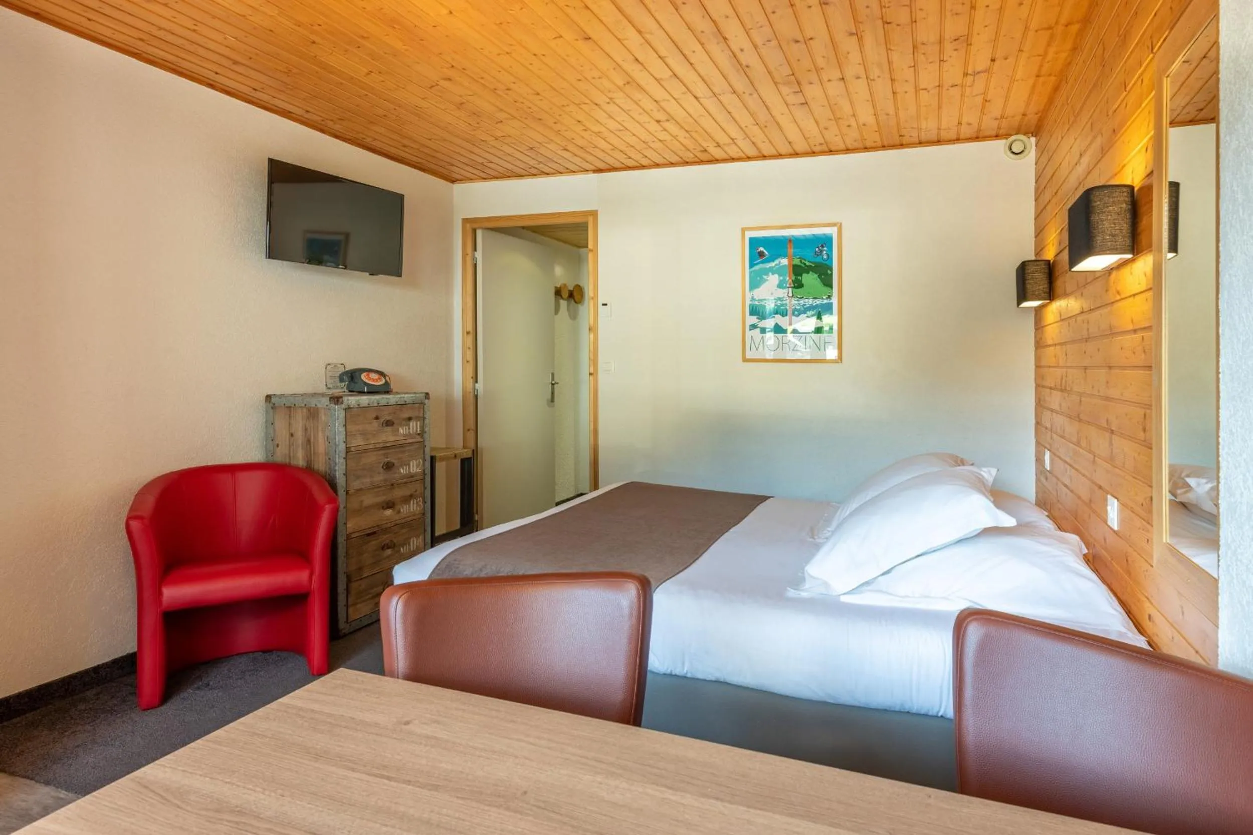 Bed in Hôtel Les Côtes, Résidence Loisirs et Chalets