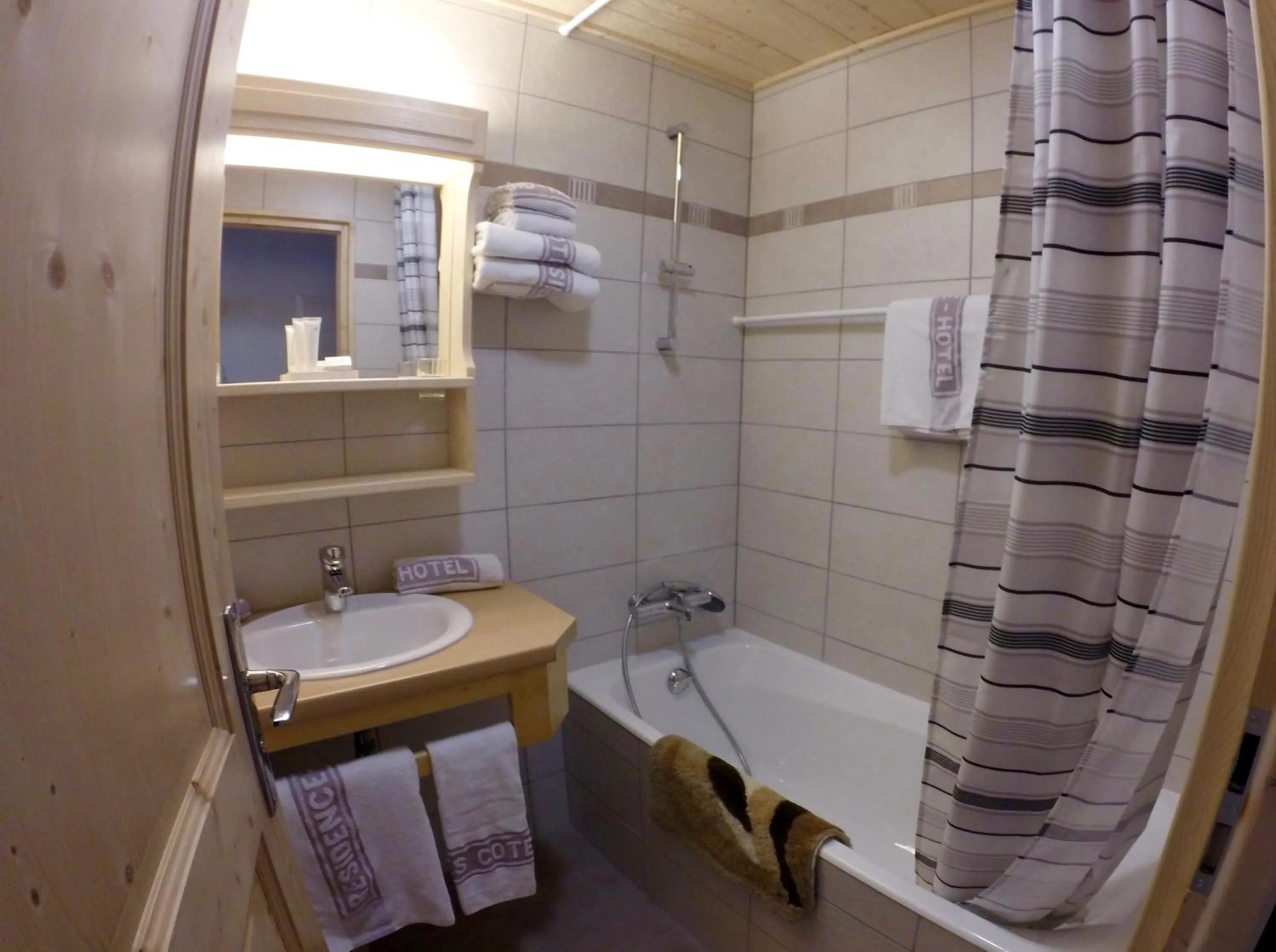 Shower in Hôtel Les Côtes, Résidence Loisirs et Chalets