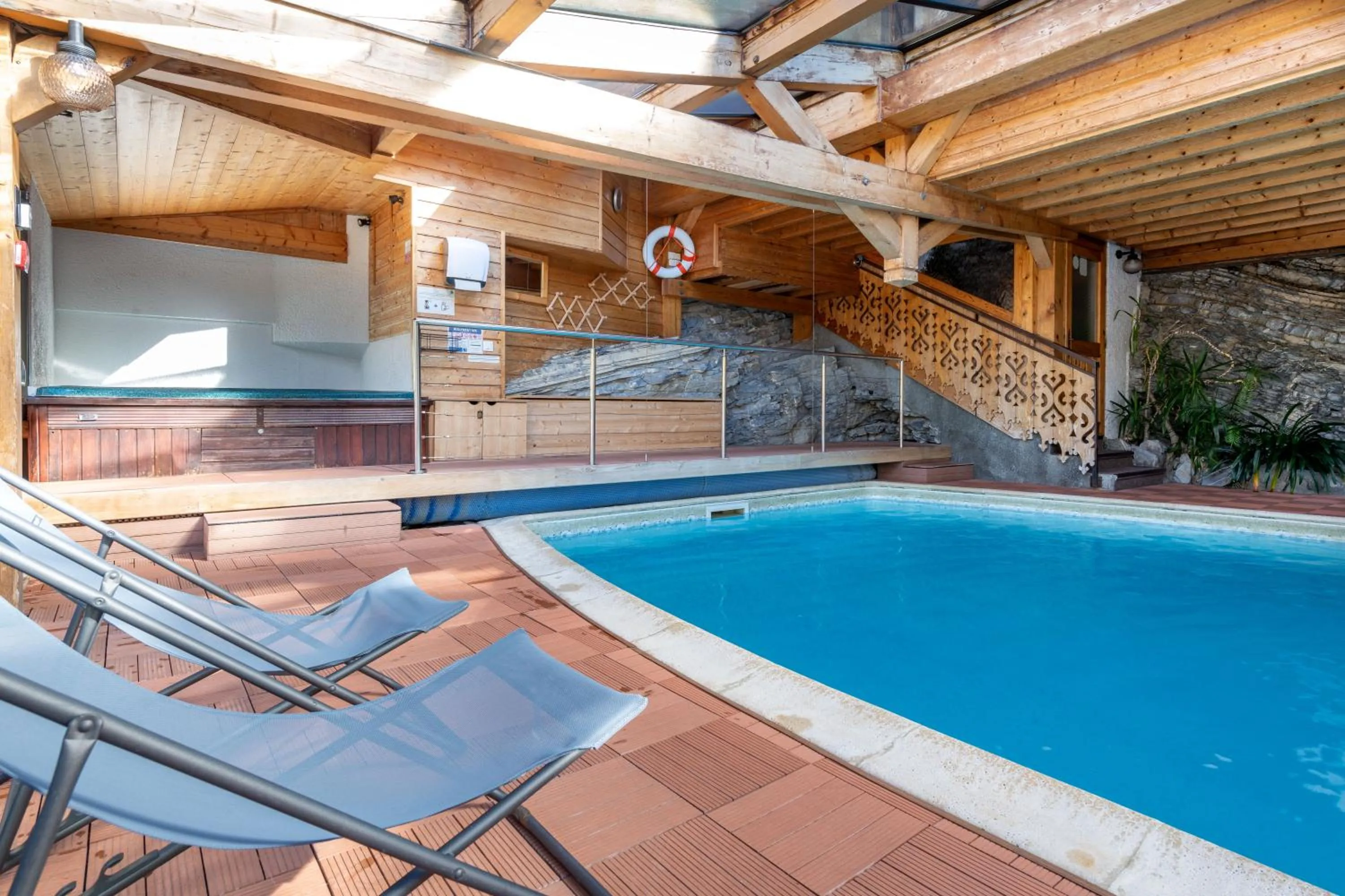 Swimming pool in Hôtel Les Côtes, Résidence Loisirs et Chalets