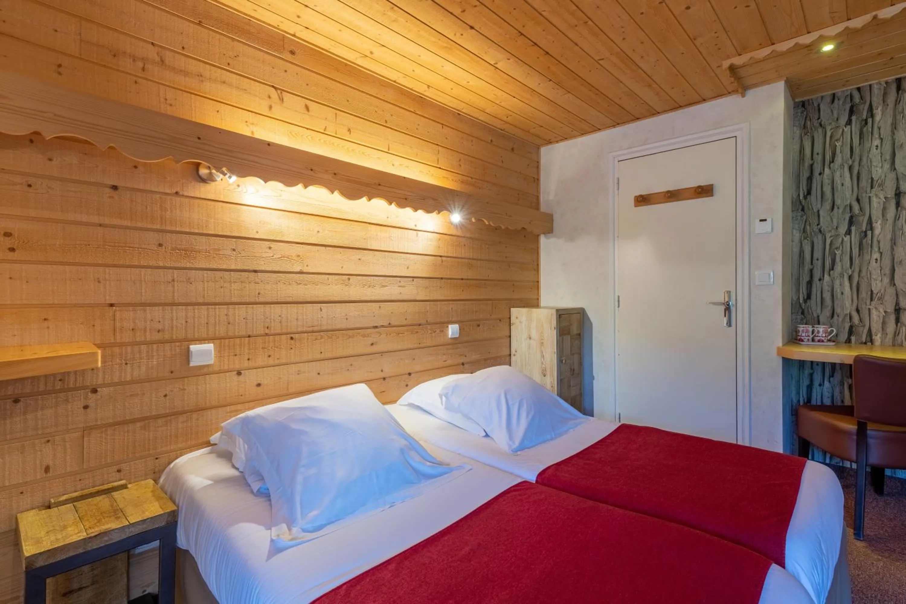 Bed in Hôtel Les Côtes, Résidence Loisirs et Chalets