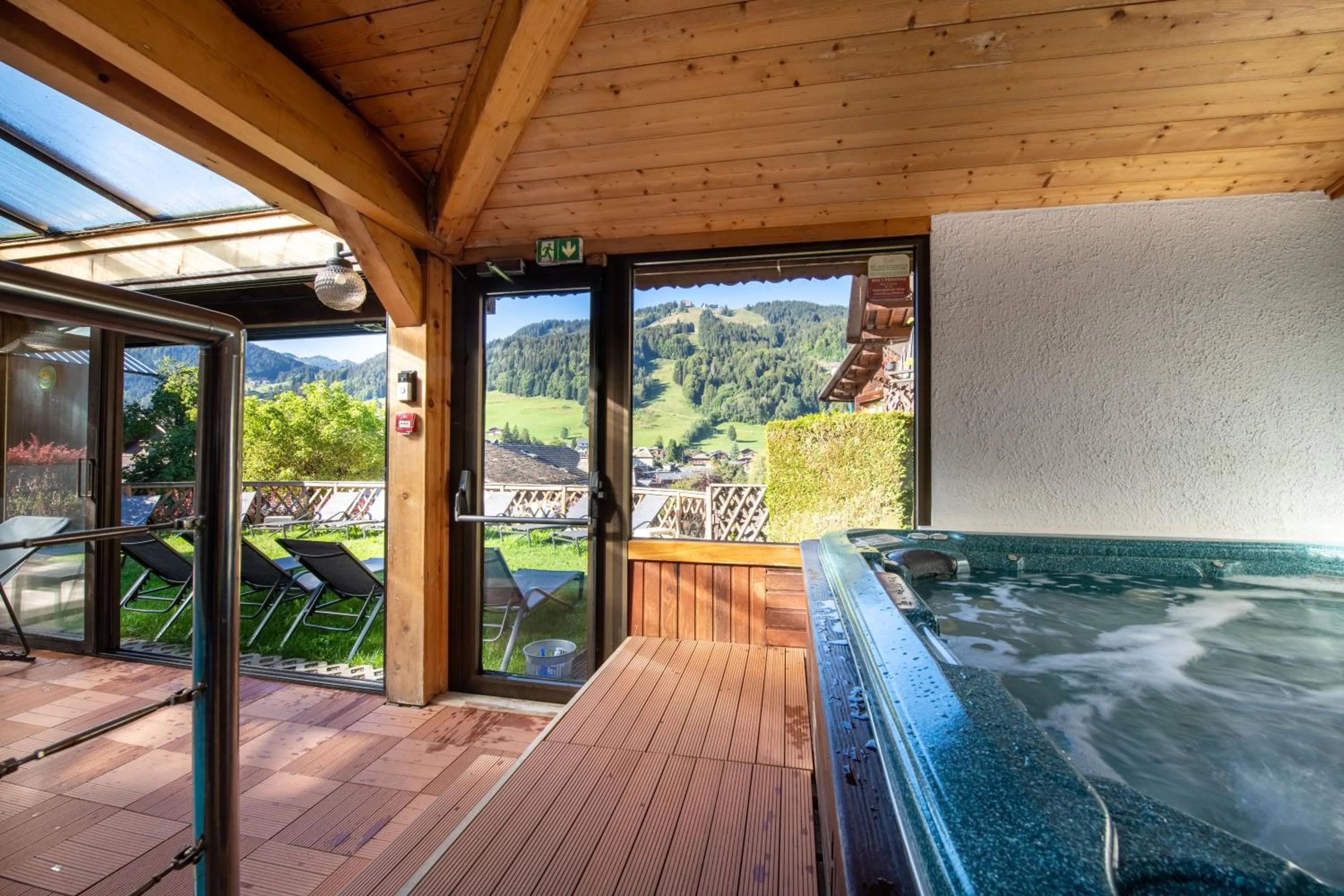 Hot Tub in Hôtel Les Côtes, Résidence Loisirs et Chalets