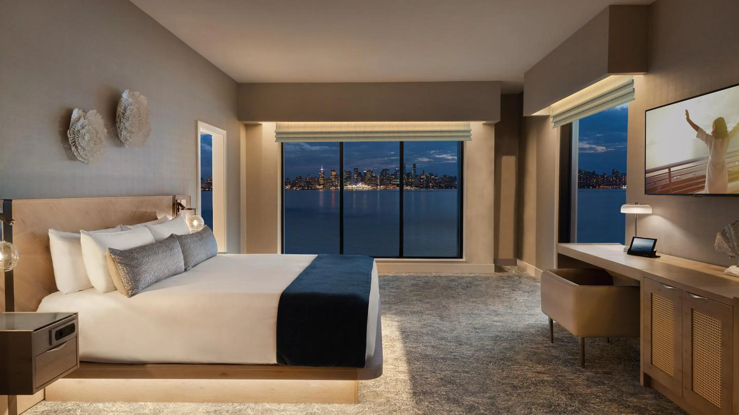 View (from property/room), Bed in Seaside Hotel North Vancouver