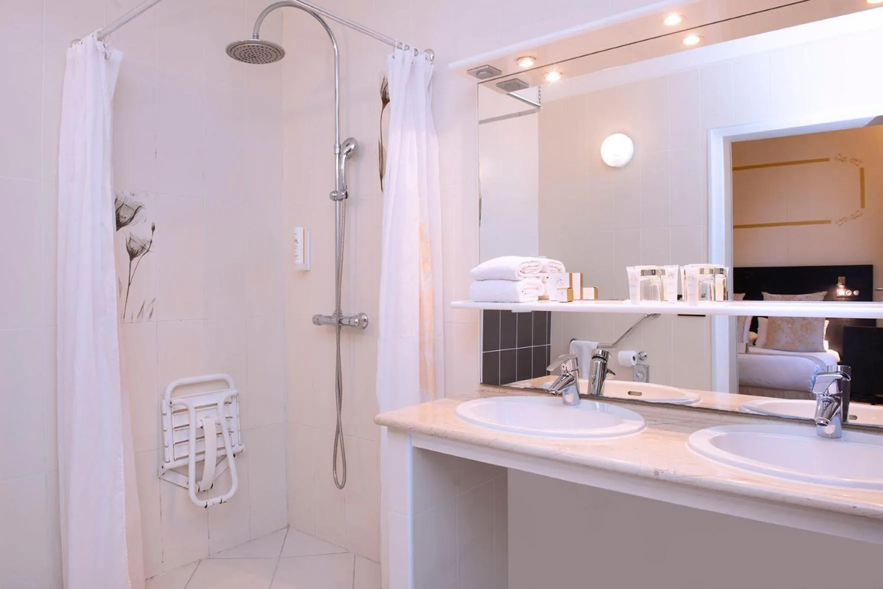 Bathroom in Hôtel West End Promenade