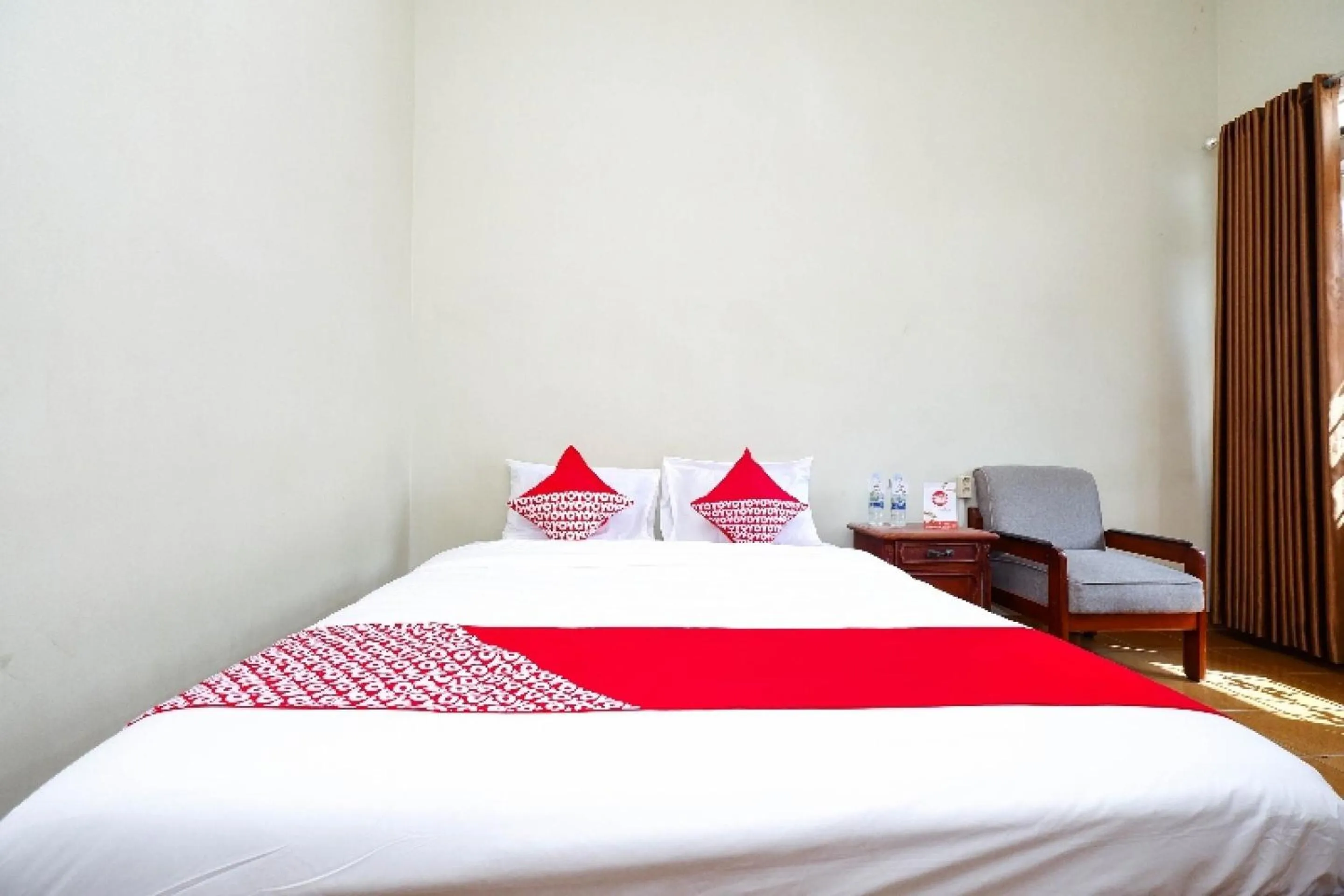 Bedroom, Bed in Hotel O Paviliun Permata