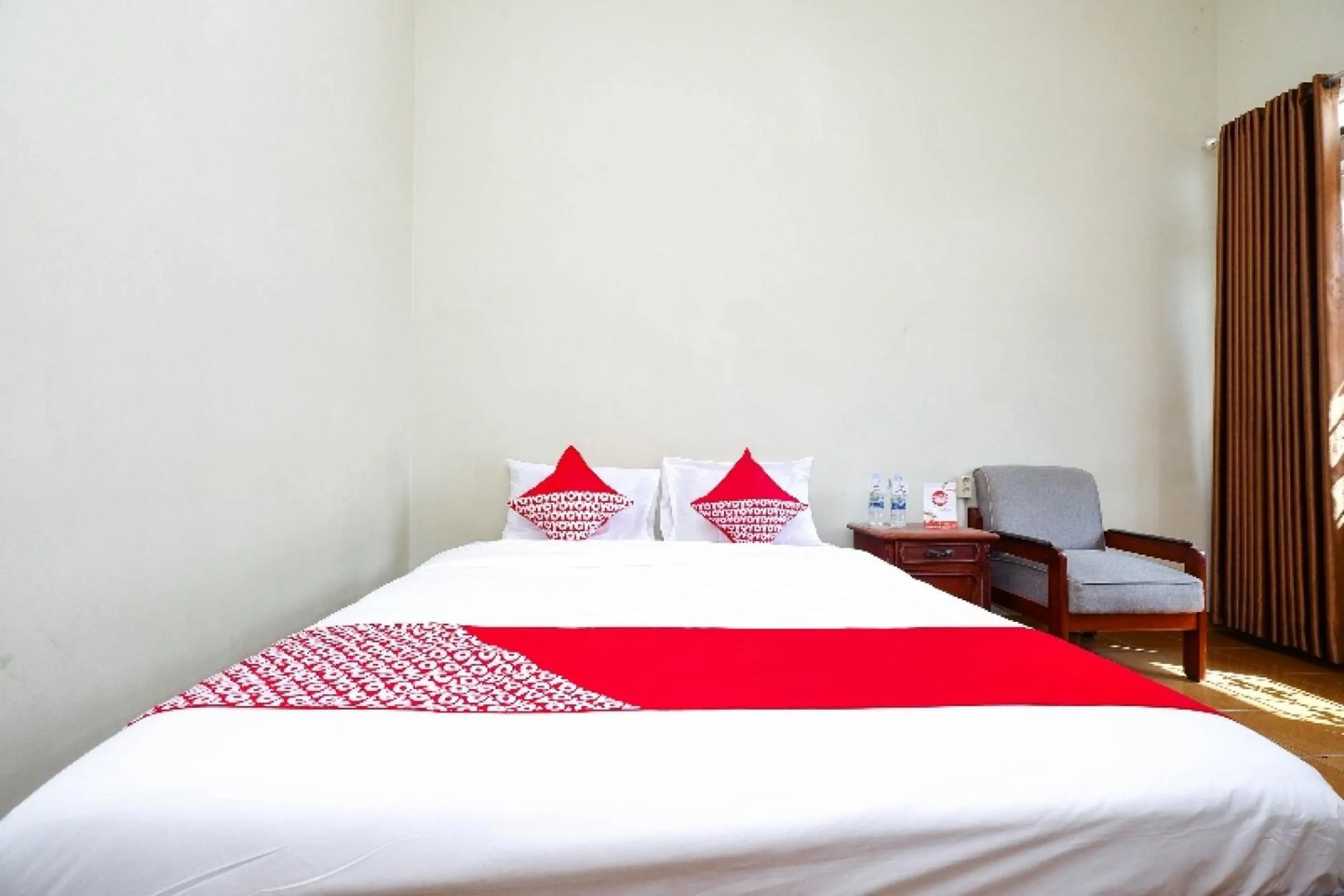 Bedroom, Bed in Hotel O Paviliun Permata