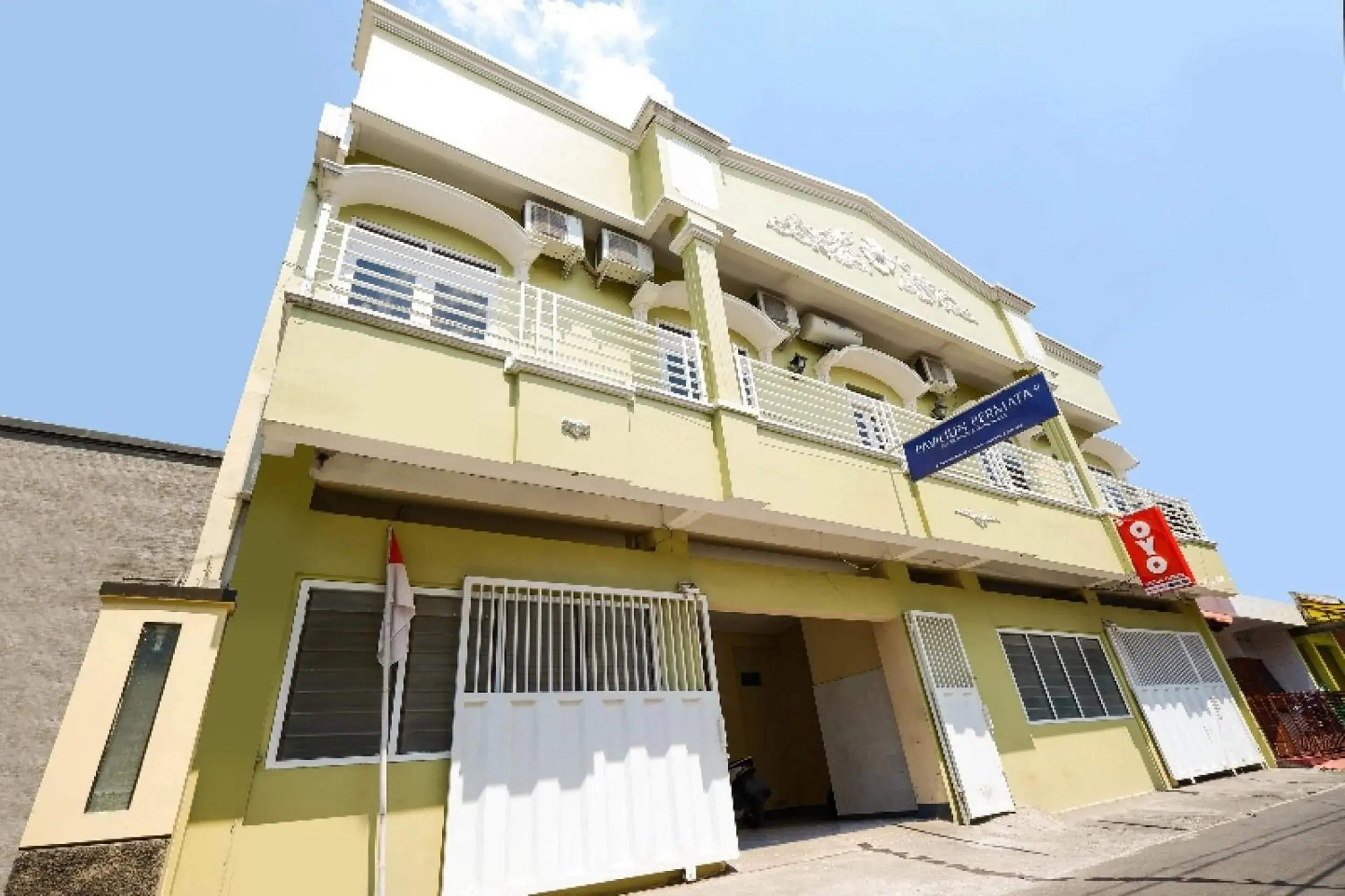 Facade/entrance in Hotel O Paviliun Permata Facade/entrance in Hotel O Paviliun Permata