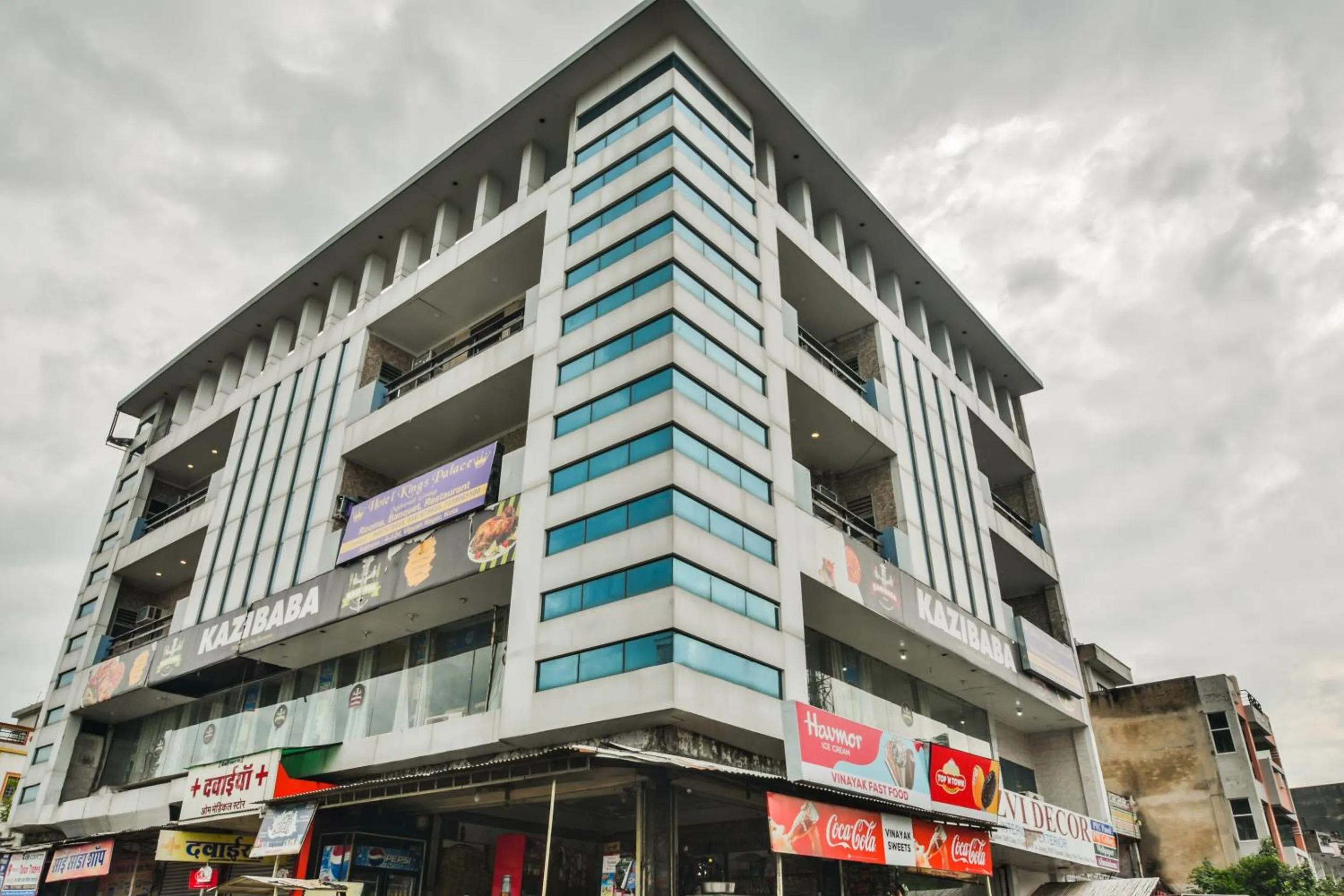 Facade/entrance in Hotel O King's Palace
