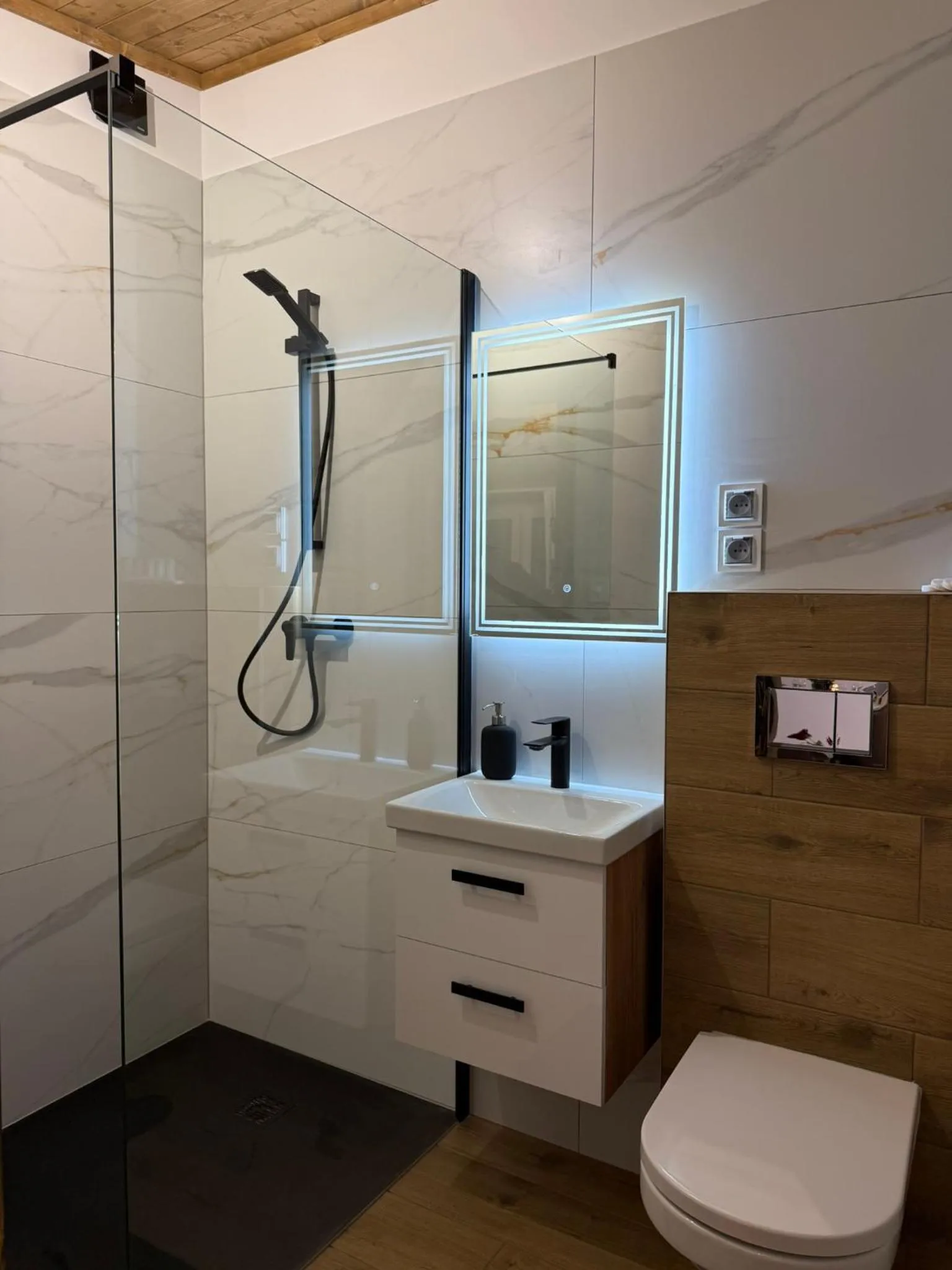 Shower in Czarna Willa