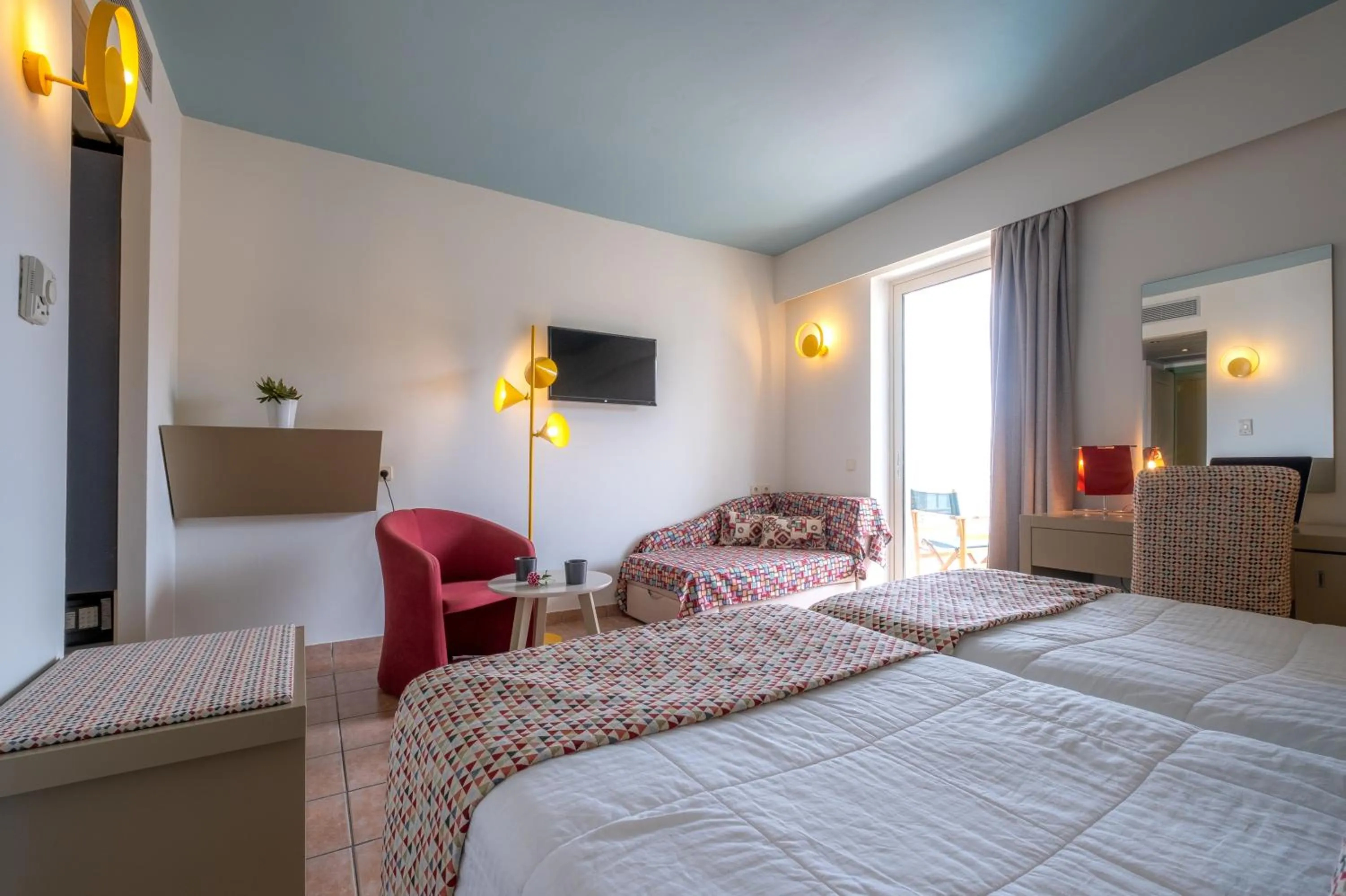 Bed in Flisvos Royal Hotel & Suites