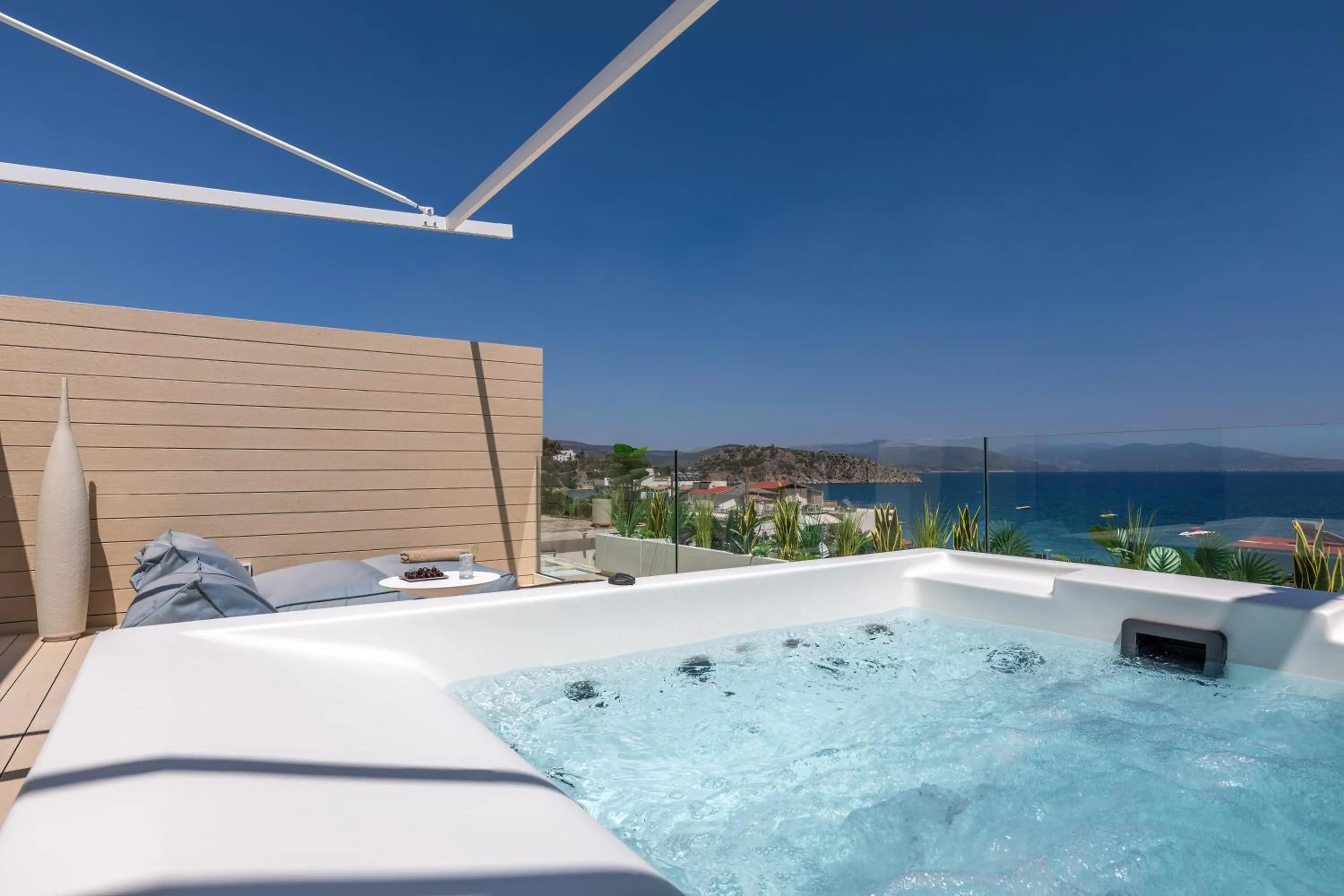 Hot Tub in Flisvos Royal Hotel & Suites