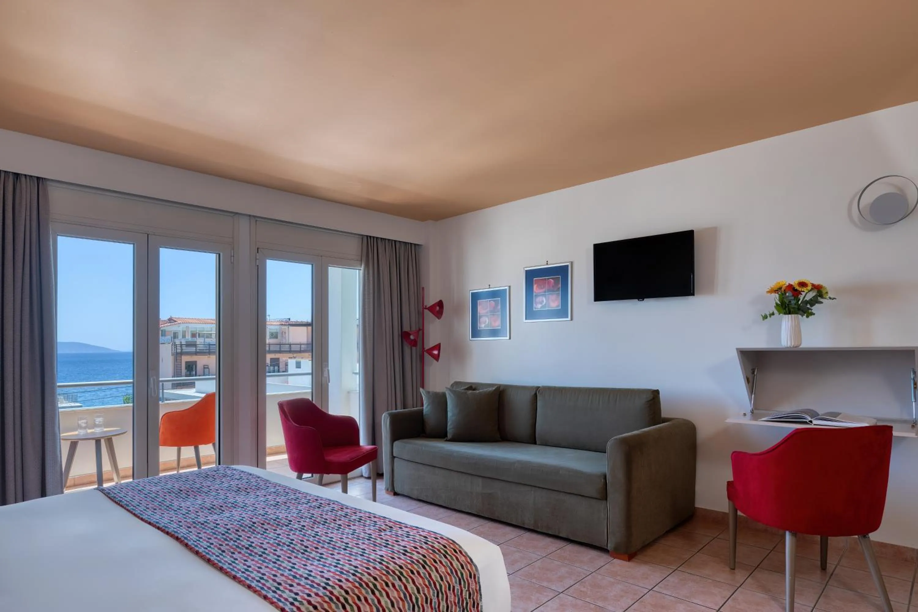 Bedroom, Bed in Flisvos Royal Hotel & Suites