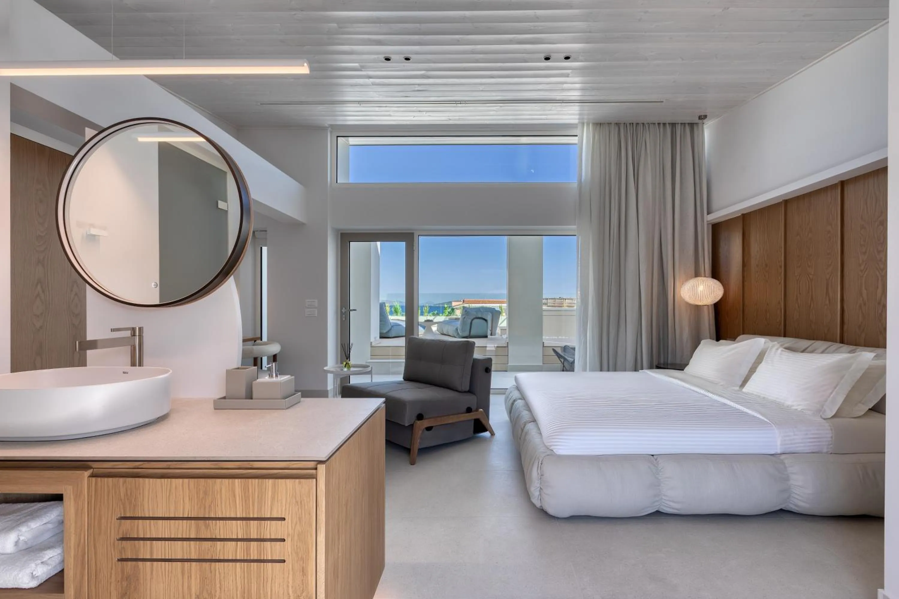 Photo of the whole room, Bed in Flisvos Royal Hotel & Suites