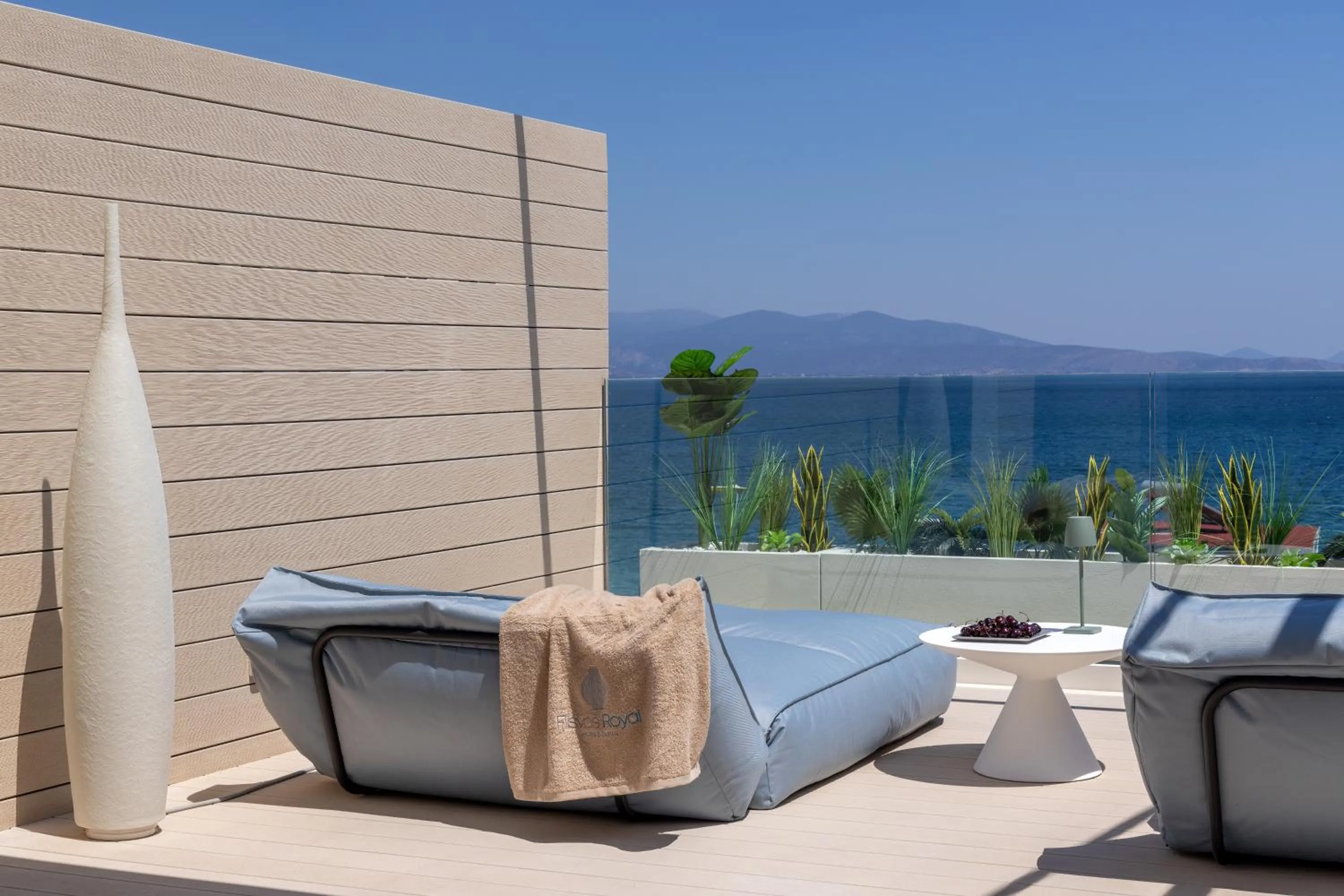 Hot Tub in Flisvos Royal Hotel & Suites