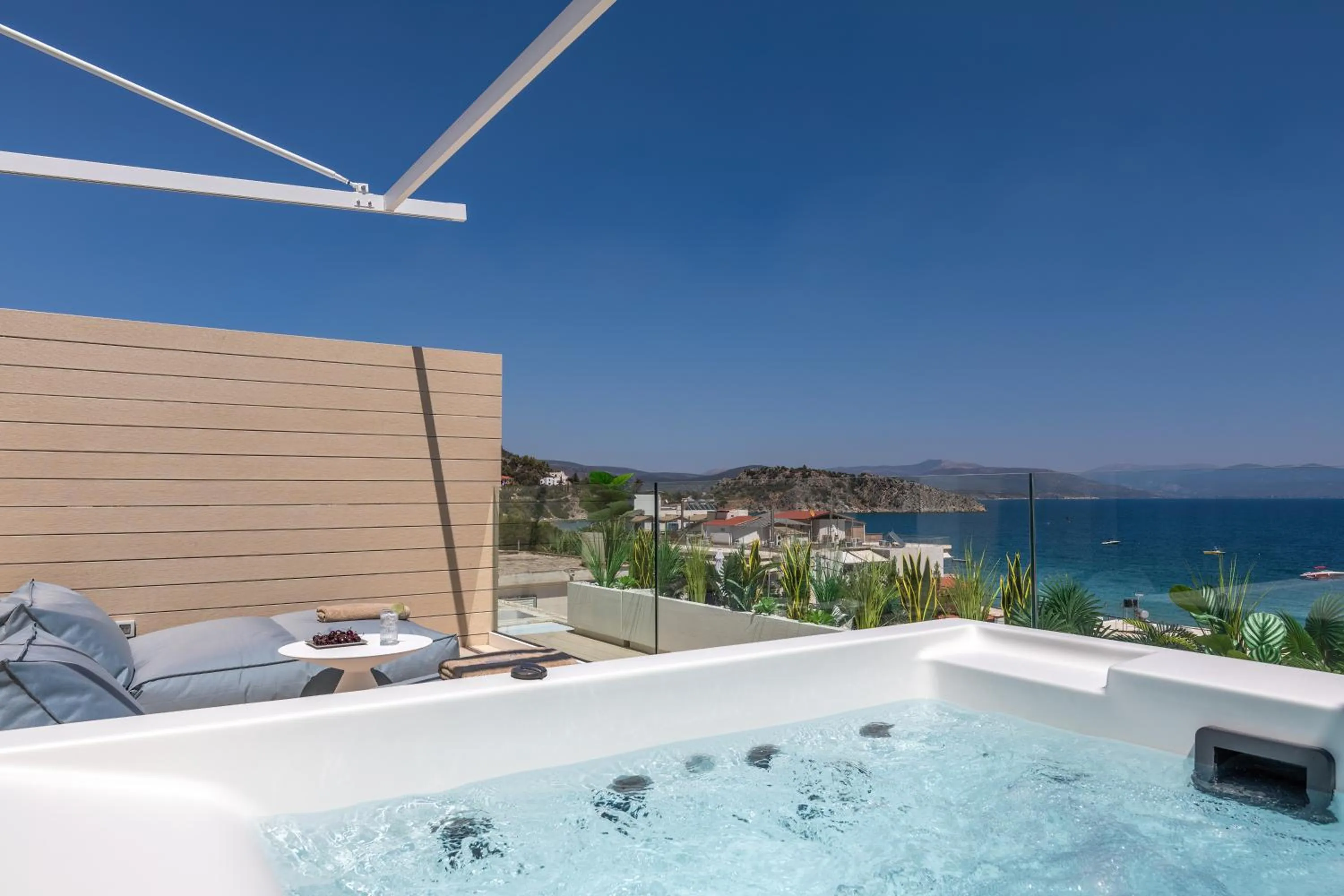 Hot Tub in Flisvos Royal Hotel & Suites